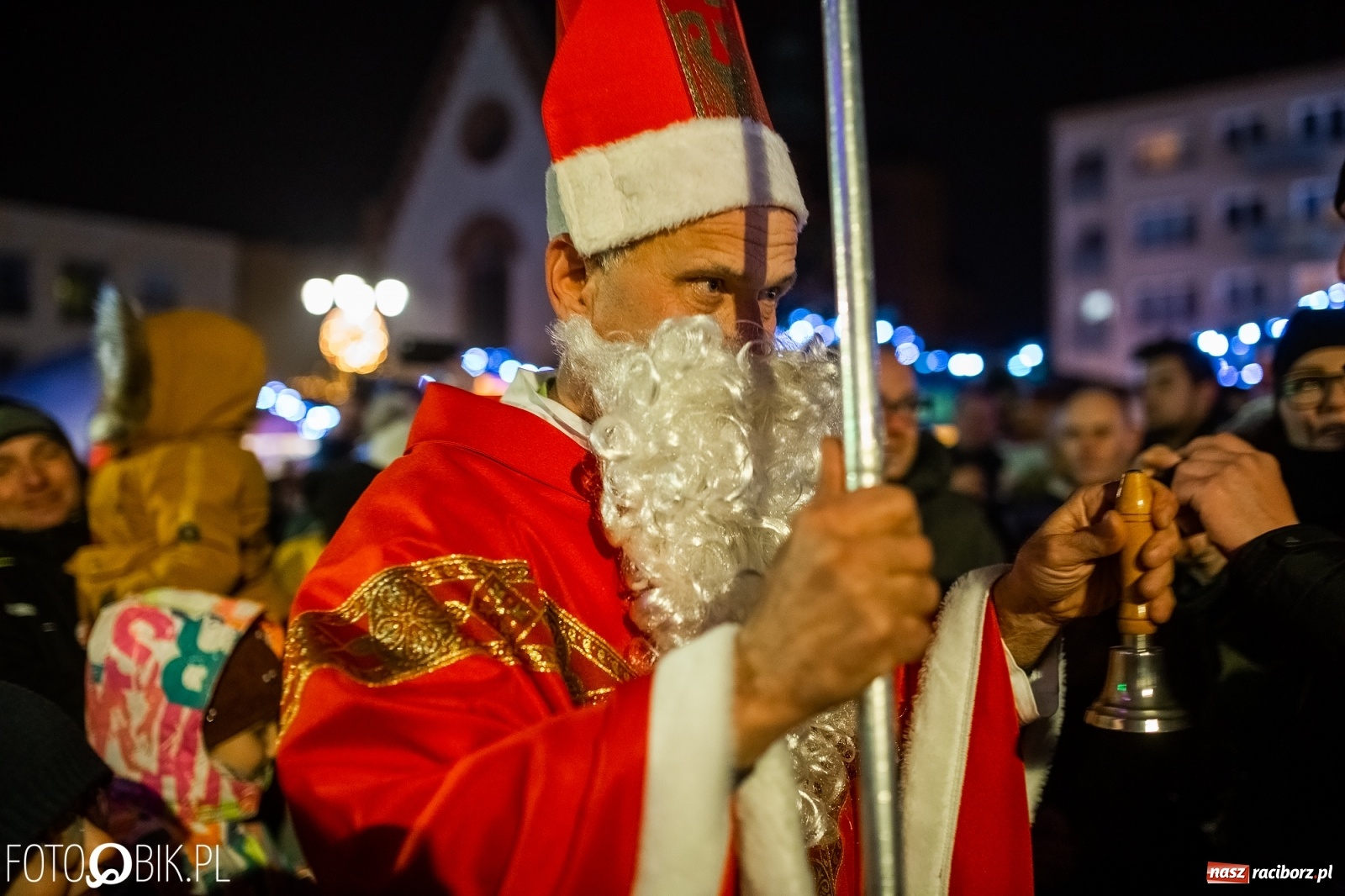 Zdjęcie w galerii na portalu naszraciborz.pl: Święty z siwą brodą nad raciborskim Rynkiem [FOTO i WIDEO] wiadomości z regionu