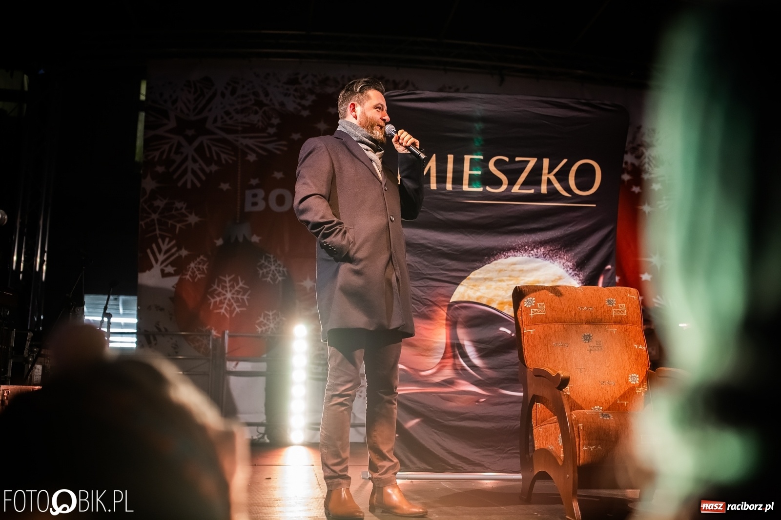 Zdjęcie w galerii na portalu naszraciborz.pl: Święty z siwą brodą nad raciborskim Rynkiem [FOTO i WIDEO] wiadomości z regionu