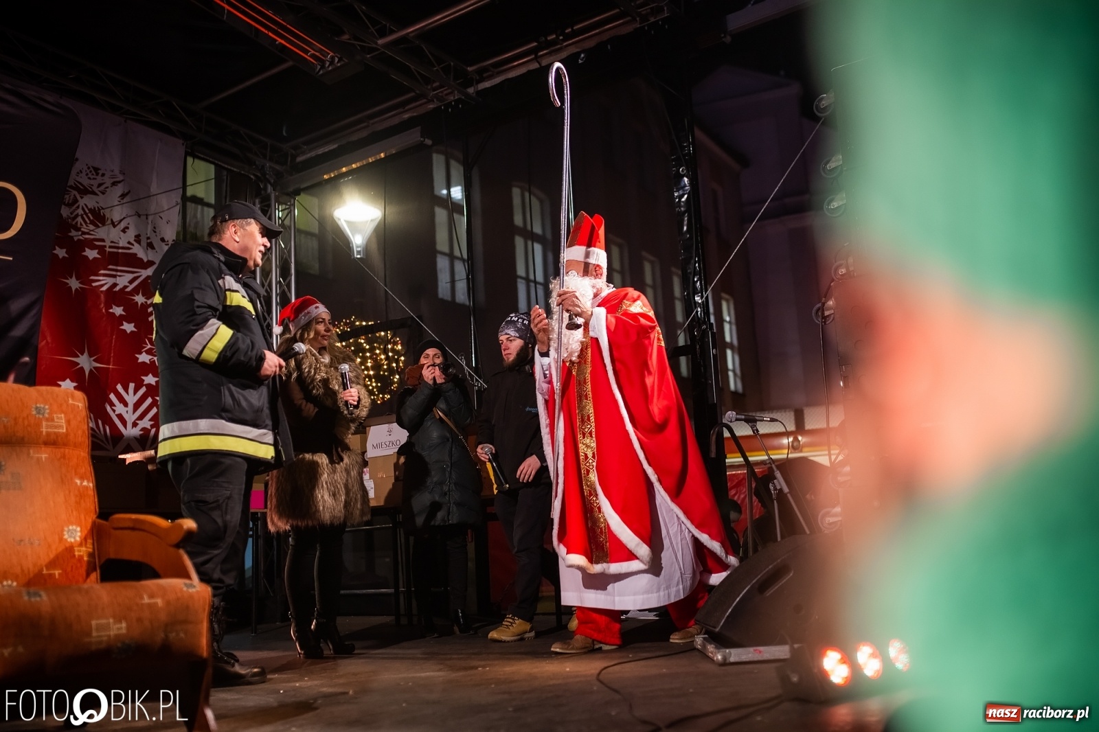 Zdjęcie w galerii na portalu naszraciborz.pl: Święty z siwą brodą nad raciborskim Rynkiem [FOTO i WIDEO] wiadomości z regionu