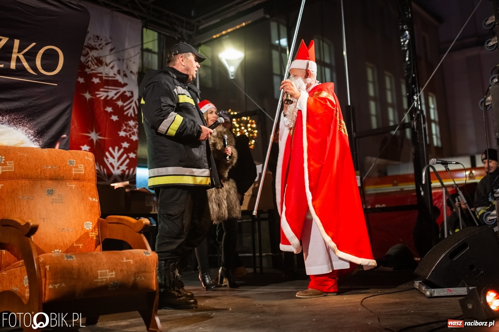 Zdjęcie w galerii na portalu naszraciborz.pl: Święty z siwą brodą nad raciborskim Rynkiem [FOTO i WIDEO] wiadomości z regionu