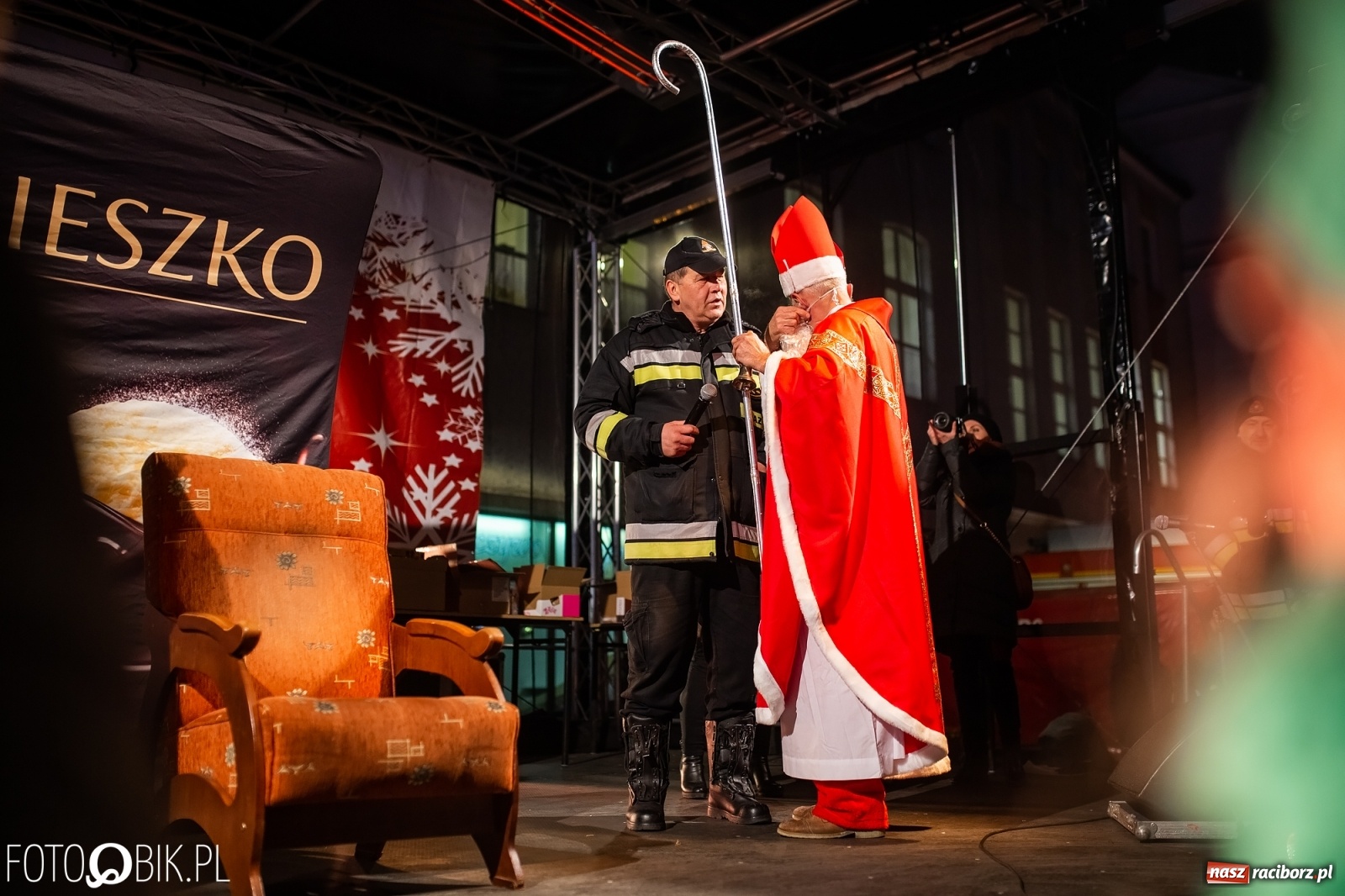 Zdjęcie w galerii na portalu naszraciborz.pl: Święty z siwą brodą nad raciborskim Rynkiem [FOTO i WIDEO] wiadomości z regionu