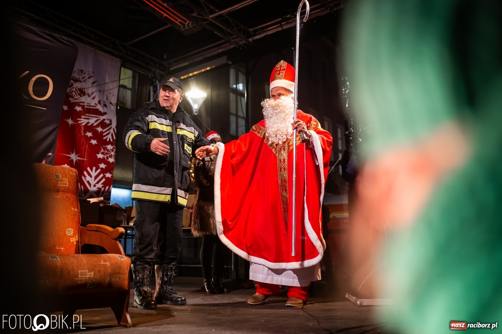 Zdjęcie w galerii na portalu naszraciborz.pl: Święty z siwą brodą nad raciborskim Rynkiem [FOTO i WIDEO] wiadomości z regionu