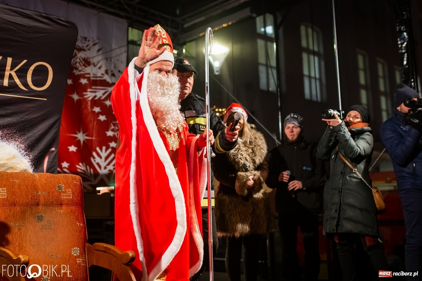 Zdjęcie w galerii na portalu naszraciborz.pl: Święty z siwą brodą nad raciborskim Rynkiem [FOTO i WIDEO] wiadomości z regionu