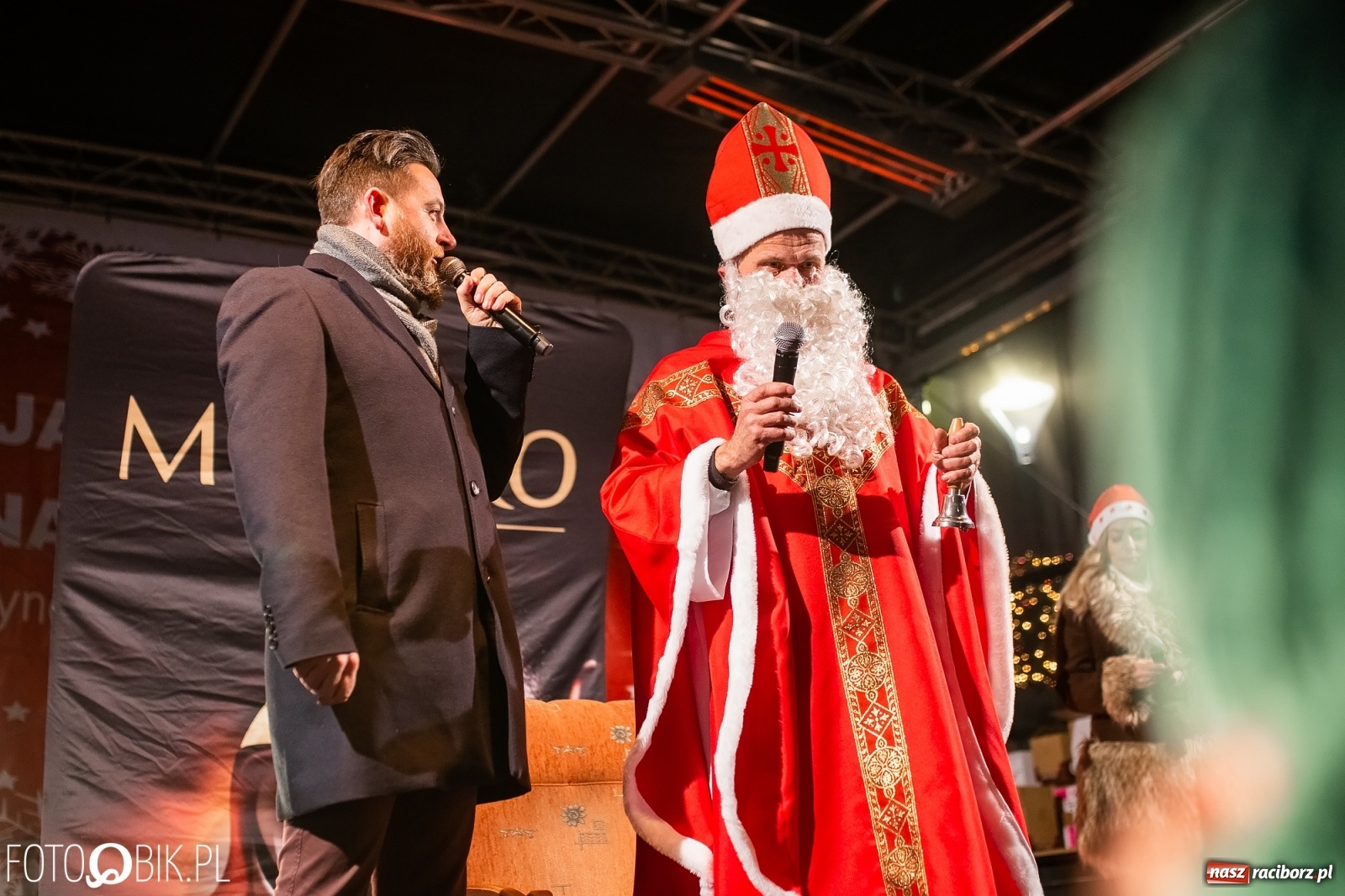 Zdjęcie w galerii na portalu naszraciborz.pl: Święty z siwą brodą nad raciborskim Rynkiem [FOTO i WIDEO] wiadomości z regionu