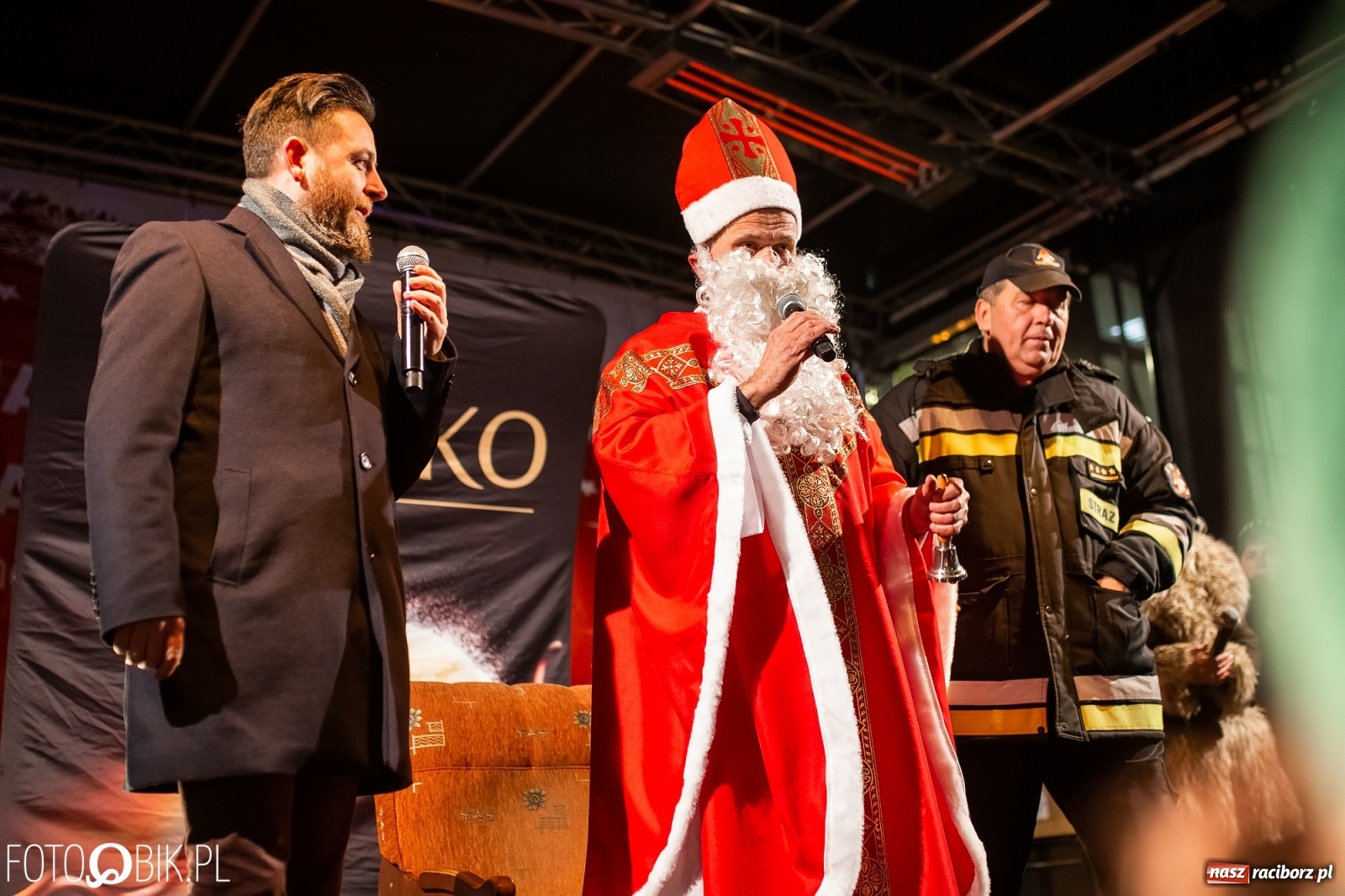 Zdjęcie w galerii na portalu naszraciborz.pl: Święty z siwą brodą nad raciborskim Rynkiem [FOTO i WIDEO] wiadomości z regionu