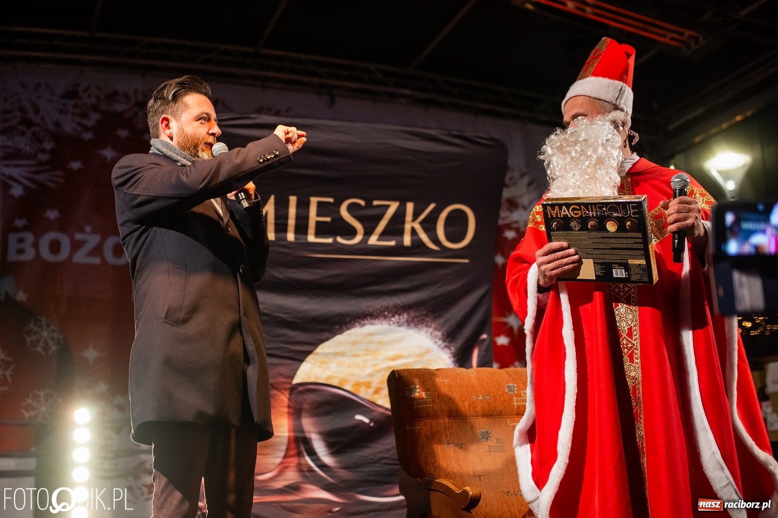 Zdjęcie w galerii na portalu naszraciborz.pl: Święty z siwą brodą nad raciborskim Rynkiem [FOTO i WIDEO] wiadomości z regionu