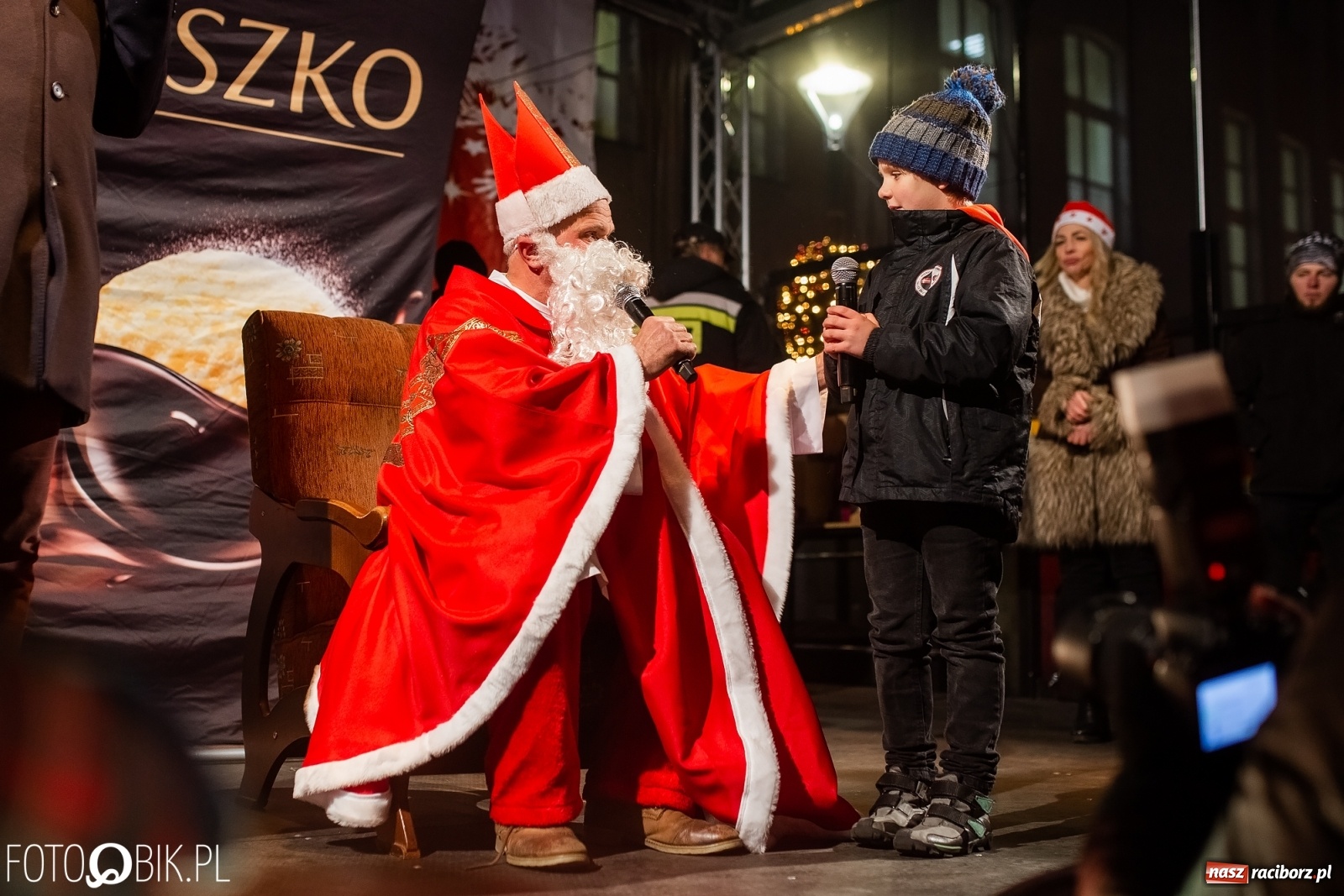 Zdjęcie w galerii na portalu naszraciborz.pl: Święty z siwą brodą nad raciborskim Rynkiem [FOTO i WIDEO] wiadomości z regionu