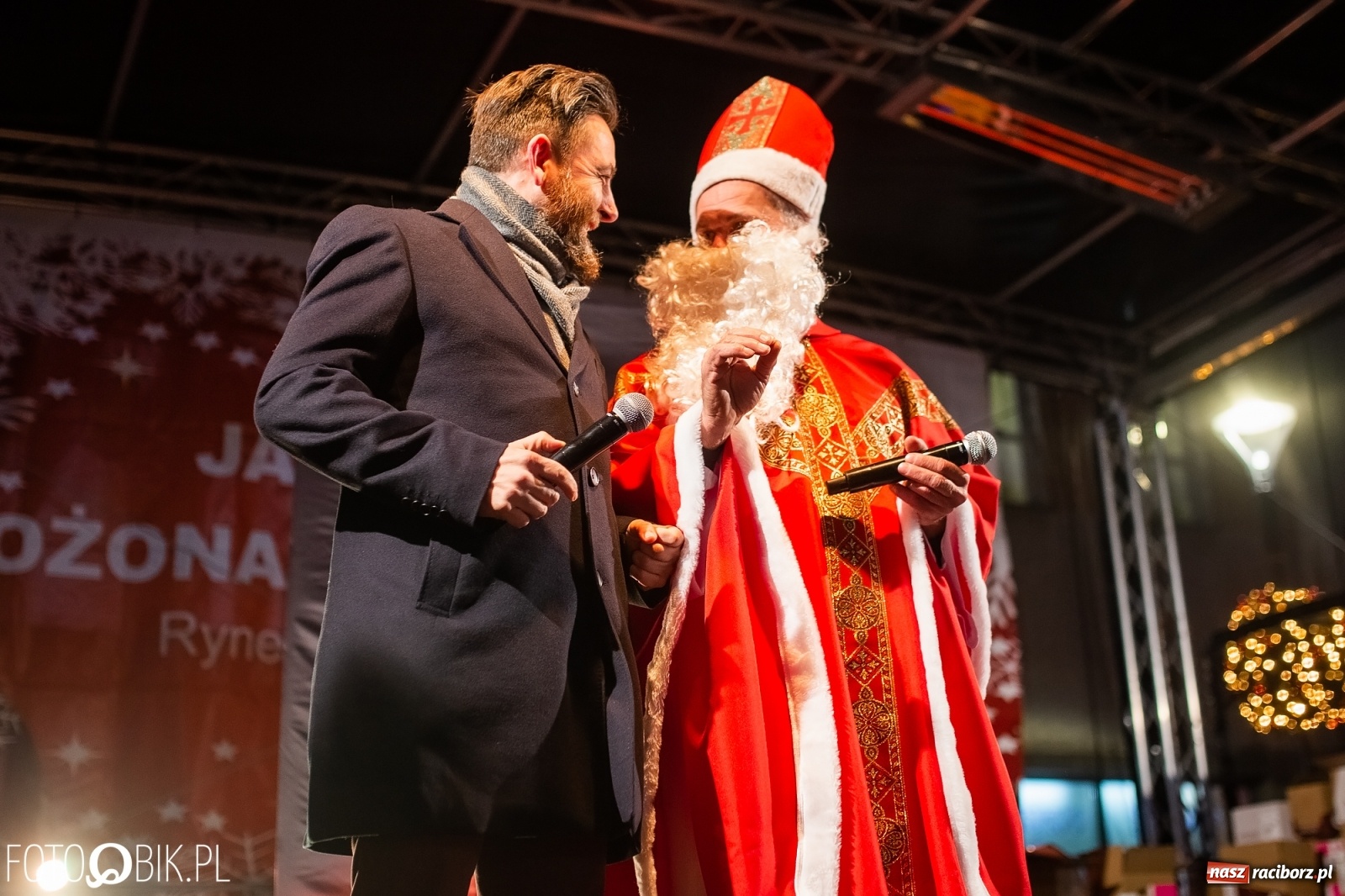 Zdjęcie w galerii na portalu naszraciborz.pl: Święty z siwą brodą nad raciborskim Rynkiem [FOTO i WIDEO] wiadomości z regionu