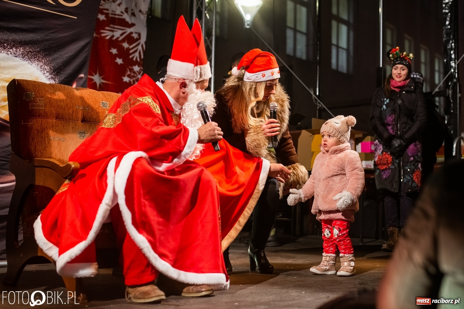 Zdjęcie w galerii na portalu naszraciborz.pl: Święty z siwą brodą nad raciborskim Rynkiem [FOTO i WIDEO] wiadomości z regionu