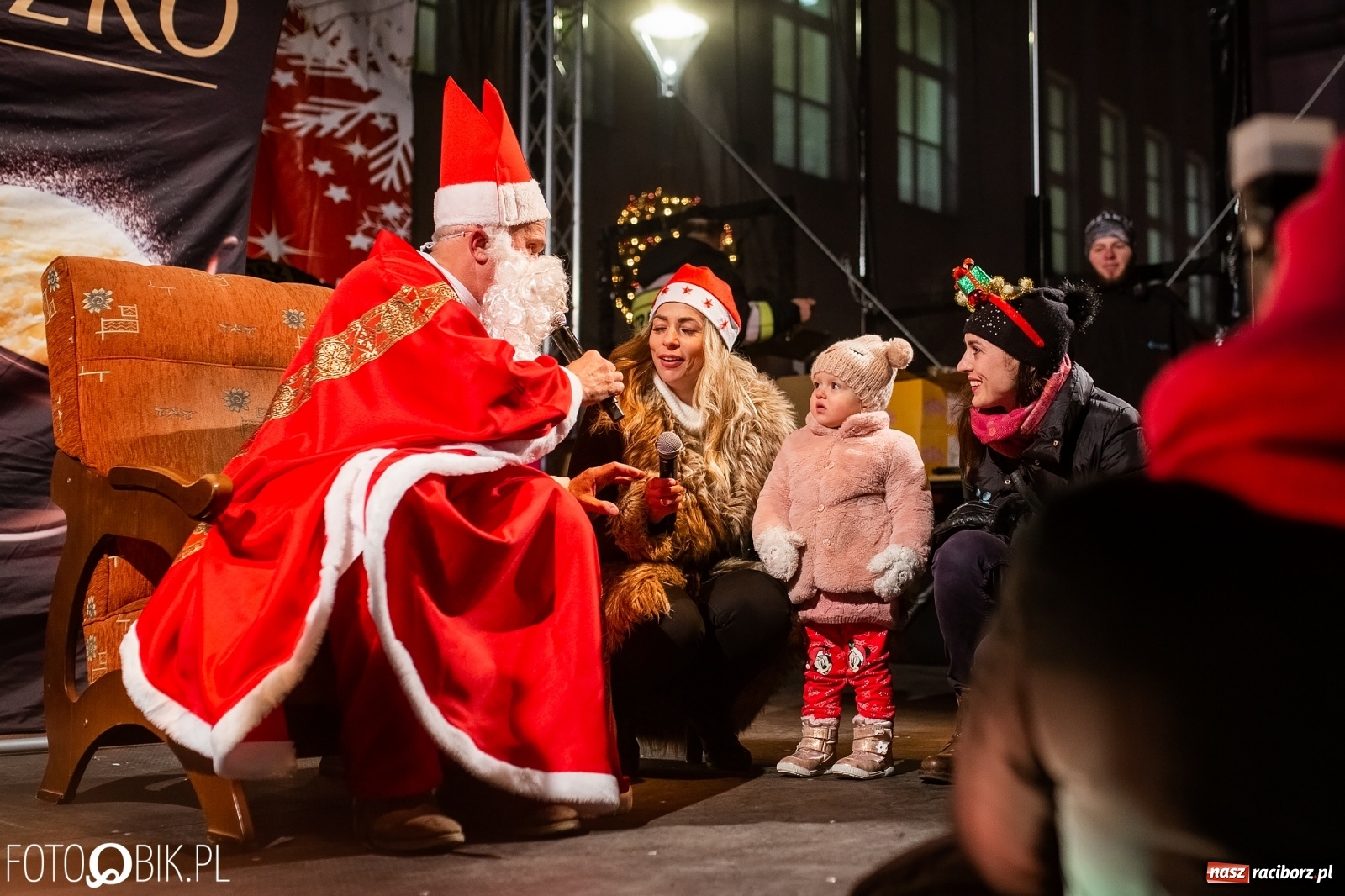 Zdjęcie w galerii na portalu naszraciborz.pl: Święty z siwą brodą nad raciborskim Rynkiem [FOTO i WIDEO] wiadomości z regionu