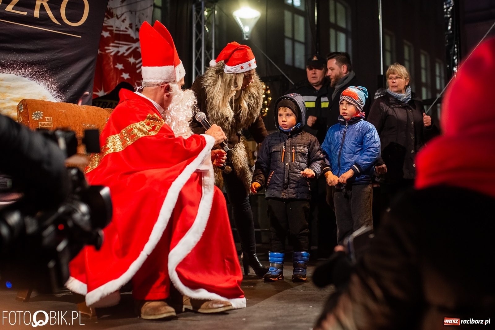 Zdjęcie w galerii na portalu naszraciborz.pl: Święty z siwą brodą nad raciborskim Rynkiem [FOTO i WIDEO] wiadomości z regionu