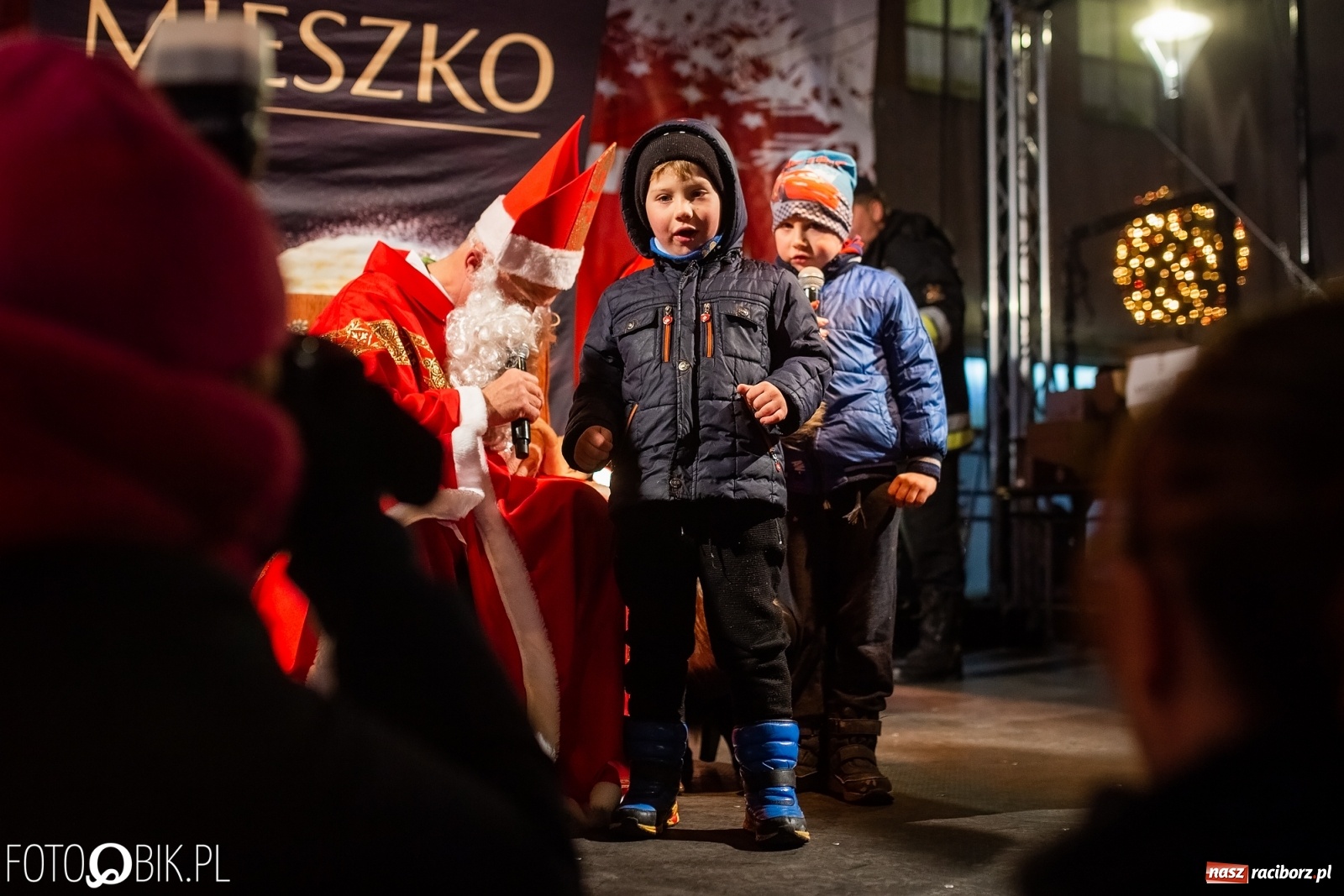 Zdjęcie w galerii na portalu naszraciborz.pl: Święty z siwą brodą nad raciborskim Rynkiem [FOTO i WIDEO] wiadomości z regionu