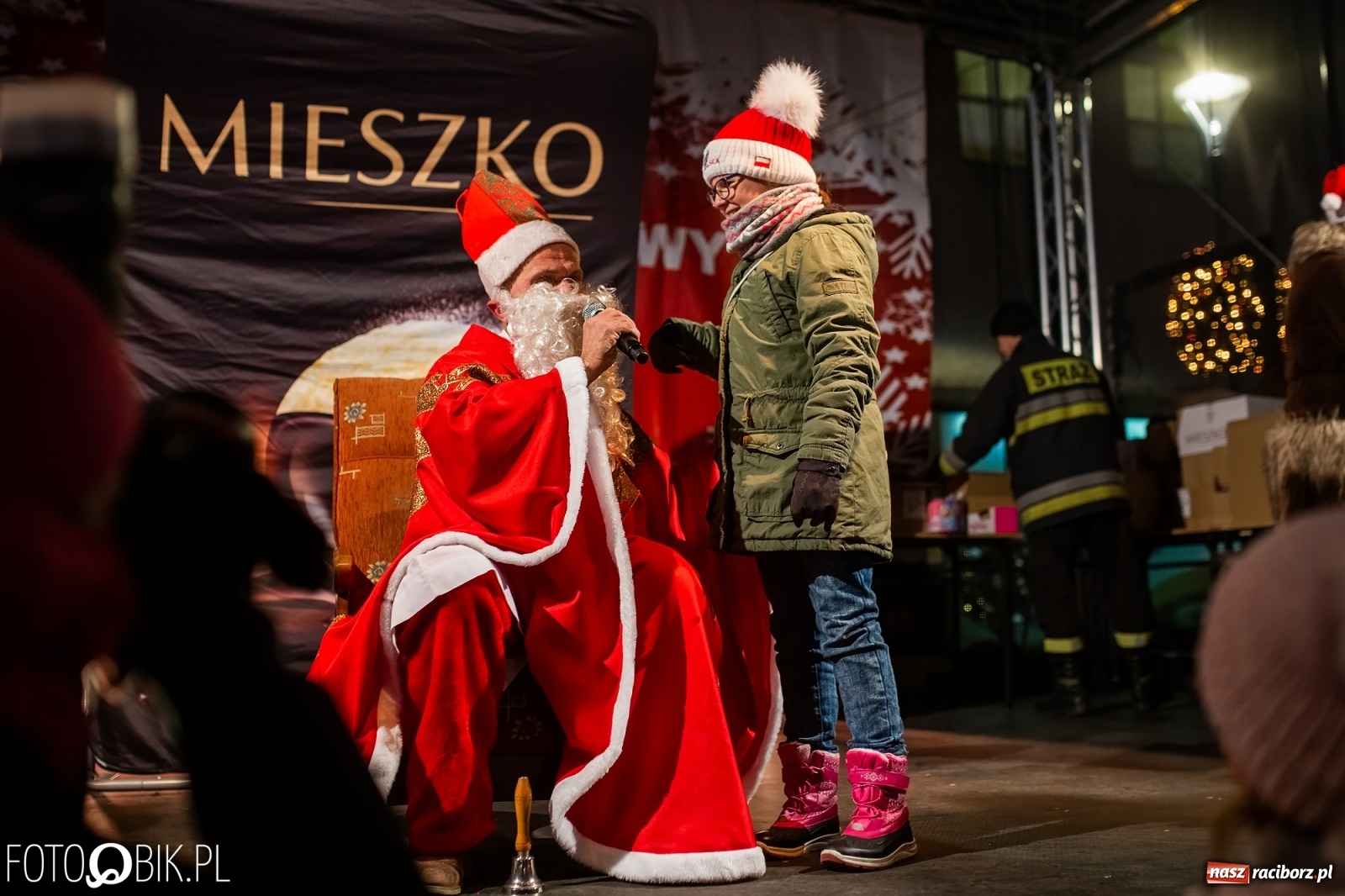 Zdjęcie w galerii na portalu naszraciborz.pl: Święty z siwą brodą nad raciborskim Rynkiem [FOTO i WIDEO] wiadomości z regionu