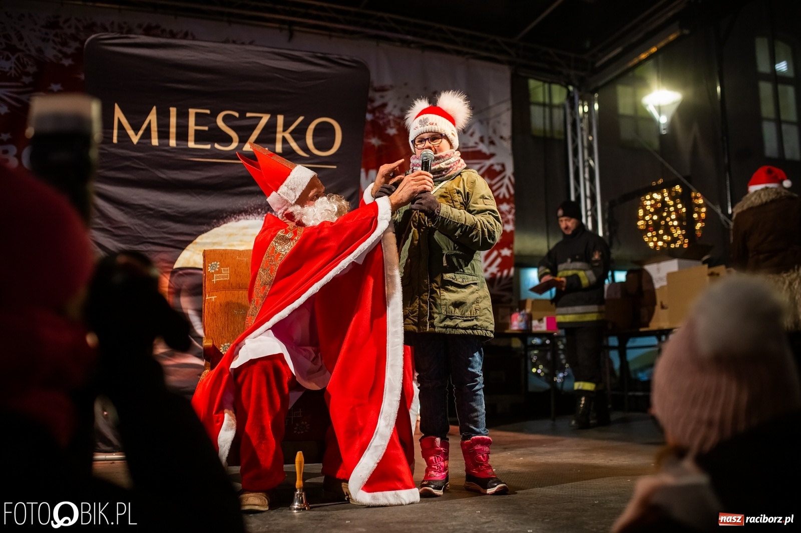 Zdjęcie w galerii na portalu naszraciborz.pl: Święty z siwą brodą nad raciborskim Rynkiem [FOTO i WIDEO] wiadomości z regionu