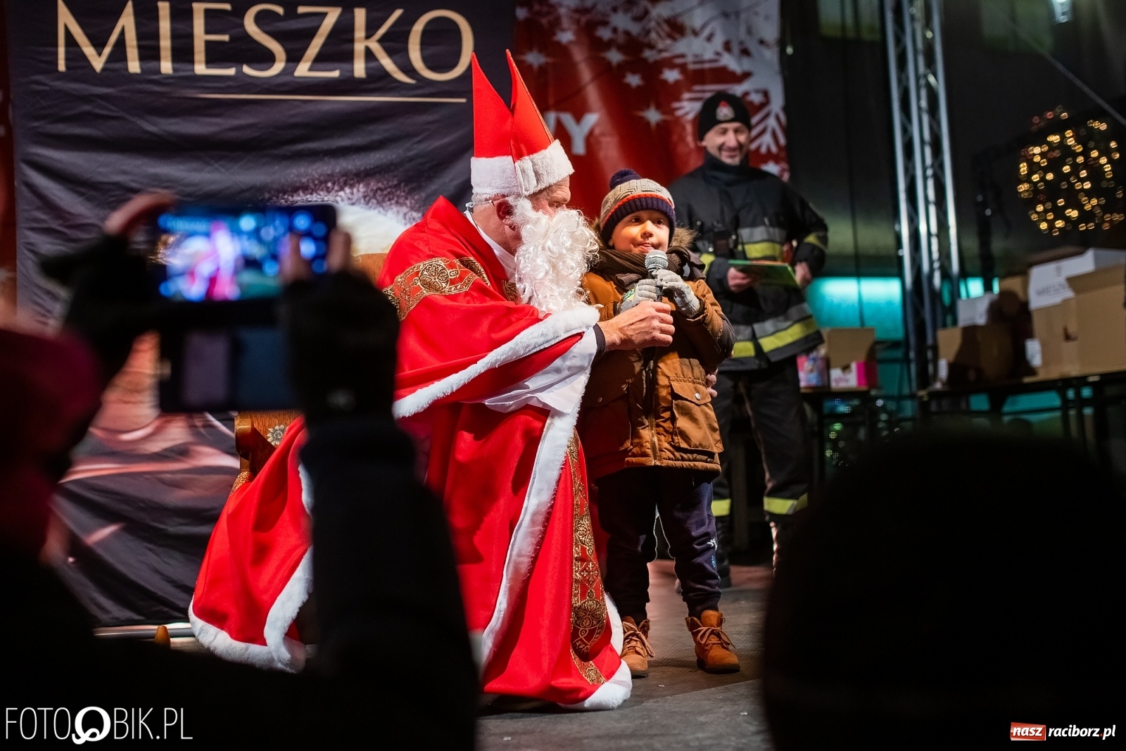 Zdjęcie w galerii na portalu naszraciborz.pl: Święty z siwą brodą nad raciborskim Rynkiem [FOTO i WIDEO] wiadomości z regionu