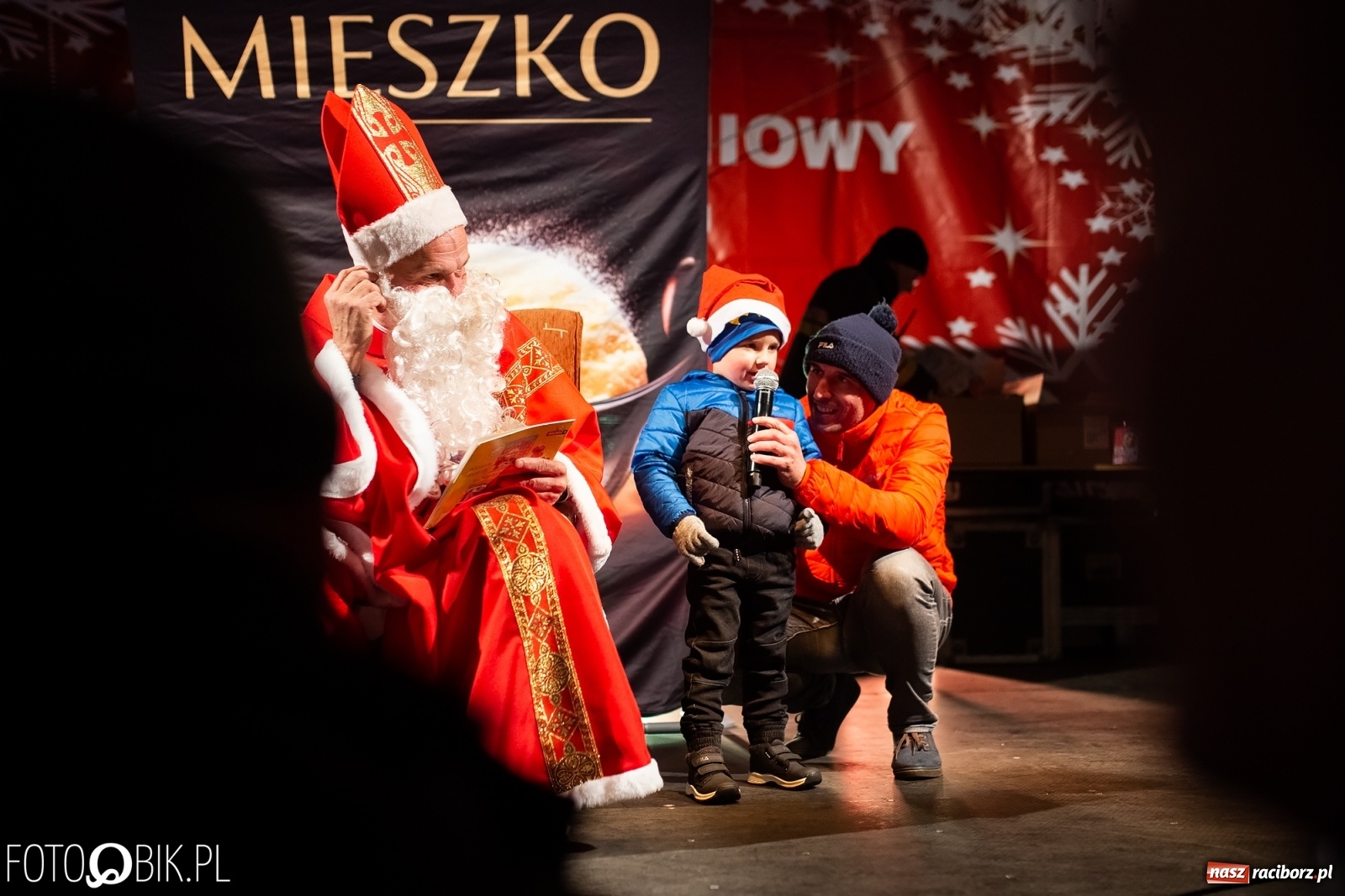 Zdjęcie w galerii na portalu naszraciborz.pl: Święty z siwą brodą nad raciborskim Rynkiem [FOTO i WIDEO] wiadomości z regionu