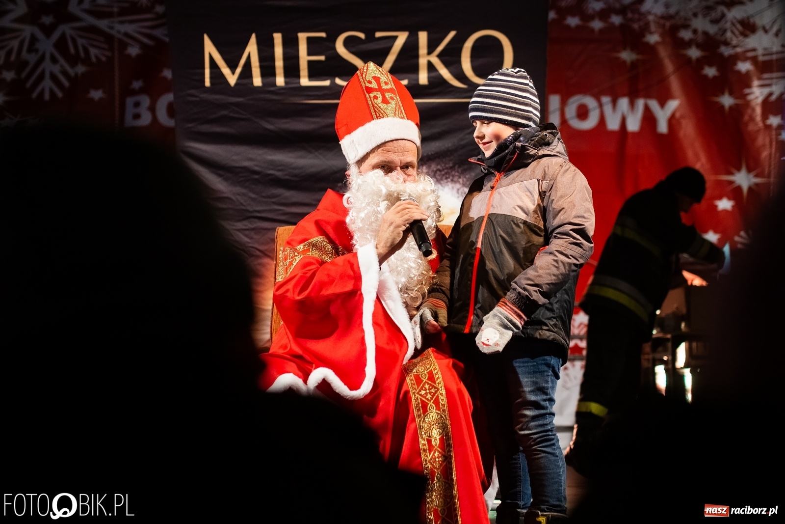 Zdjęcie w galerii na portalu naszraciborz.pl: Święty z siwą brodą nad raciborskim Rynkiem [FOTO i WIDEO] wiadomości z regionu