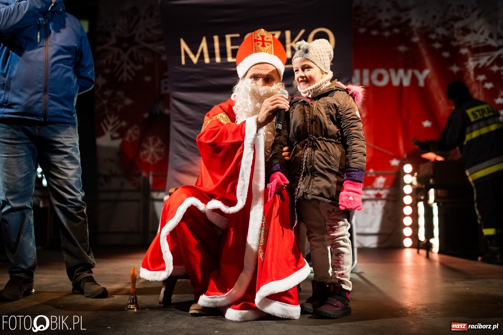 Zdjęcie w galerii na portalu naszraciborz.pl: Święty z siwą brodą nad raciborskim Rynkiem [FOTO i WIDEO] wiadomości z regionu