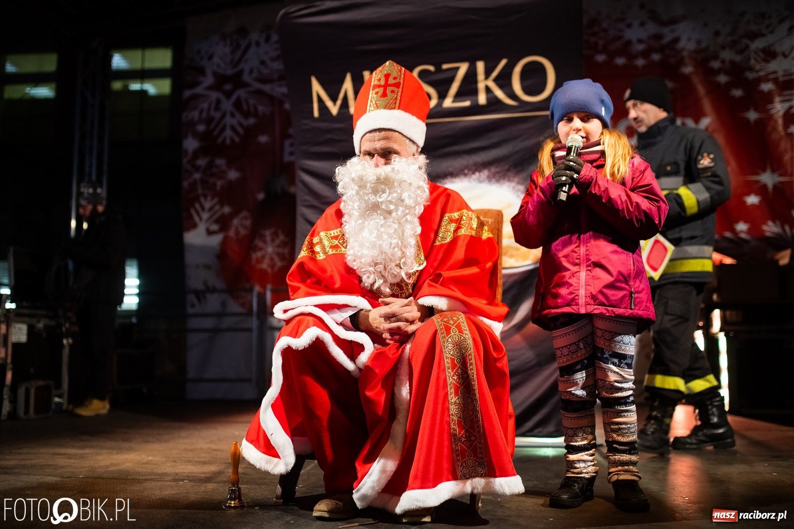 Zdjęcie w galerii na portalu naszraciborz.pl: Święty z siwą brodą nad raciborskim Rynkiem [FOTO i WIDEO] wiadomości z regionu