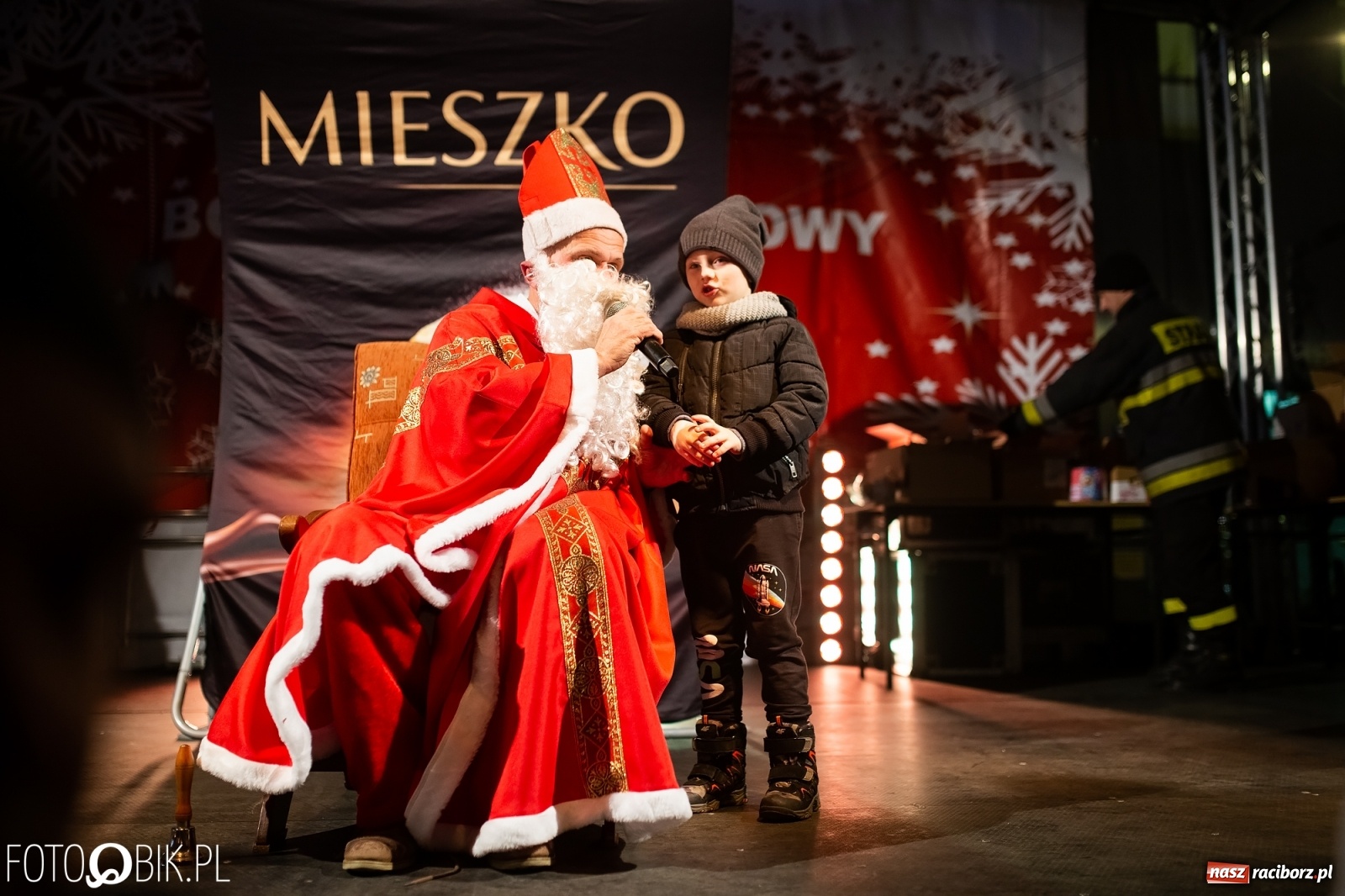 Zdjęcie w galerii na portalu naszraciborz.pl: Święty z siwą brodą nad raciborskim Rynkiem [FOTO i WIDEO] wiadomości z regionu