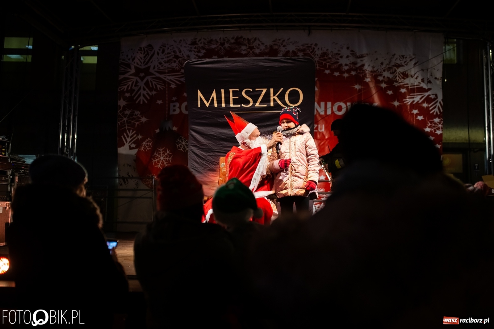 Zdjęcie w galerii na portalu naszraciborz.pl: Święty z siwą brodą nad raciborskim Rynkiem [FOTO i WIDEO] wiadomości z regionu