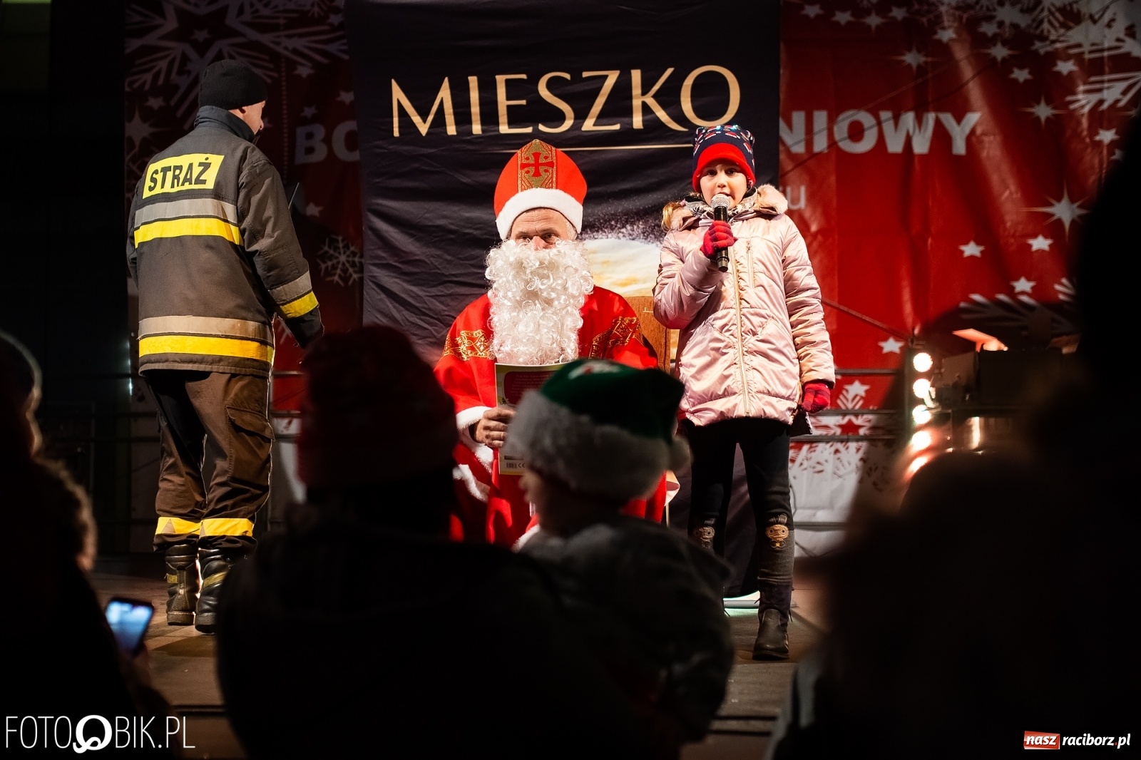 Zdjęcie w galerii na portalu naszraciborz.pl: Święty z siwą brodą nad raciborskim Rynkiem [FOTO i WIDEO] wiadomości z regionu