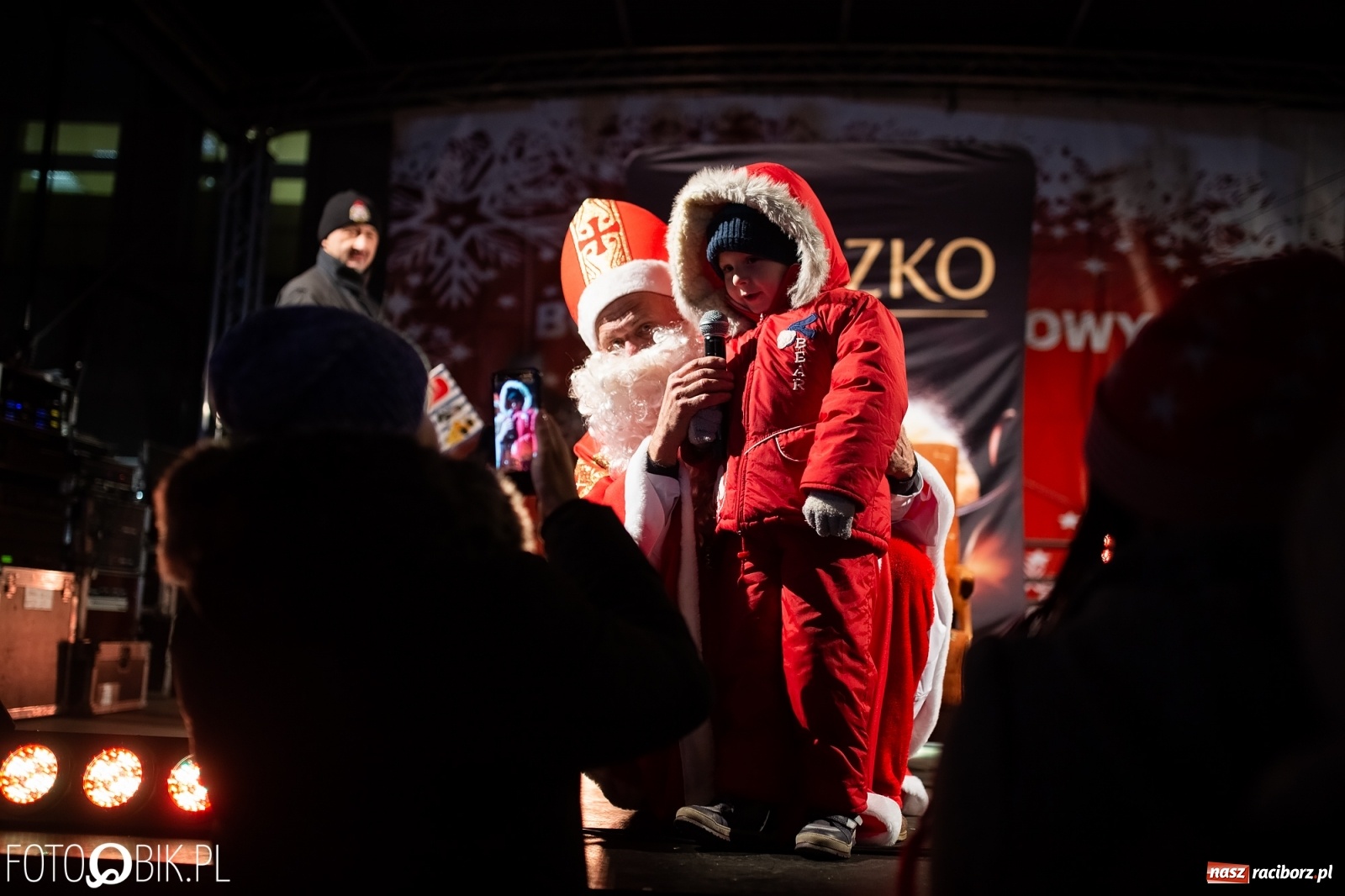 Zdjęcie w galerii na portalu naszraciborz.pl: Święty z siwą brodą nad raciborskim Rynkiem [FOTO i WIDEO] wiadomości z regionu
