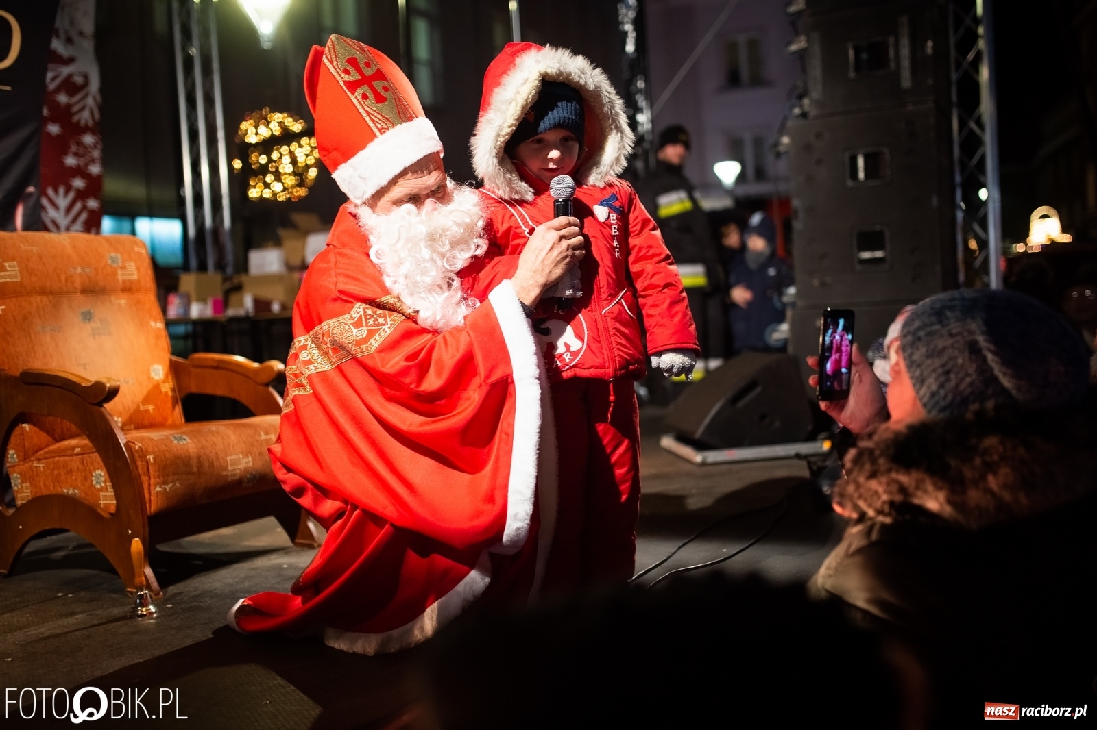 Zdjęcie w galerii na portalu naszraciborz.pl: Święty z siwą brodą nad raciborskim Rynkiem [FOTO i WIDEO] wiadomości z regionu