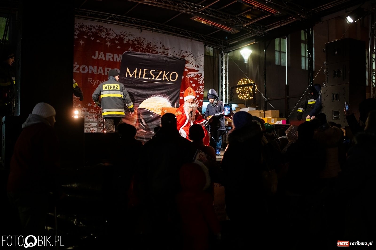 Zdjęcie w galerii na portalu naszraciborz.pl: Święty z siwą brodą nad raciborskim Rynkiem [FOTO i WIDEO] wiadomości z regionu