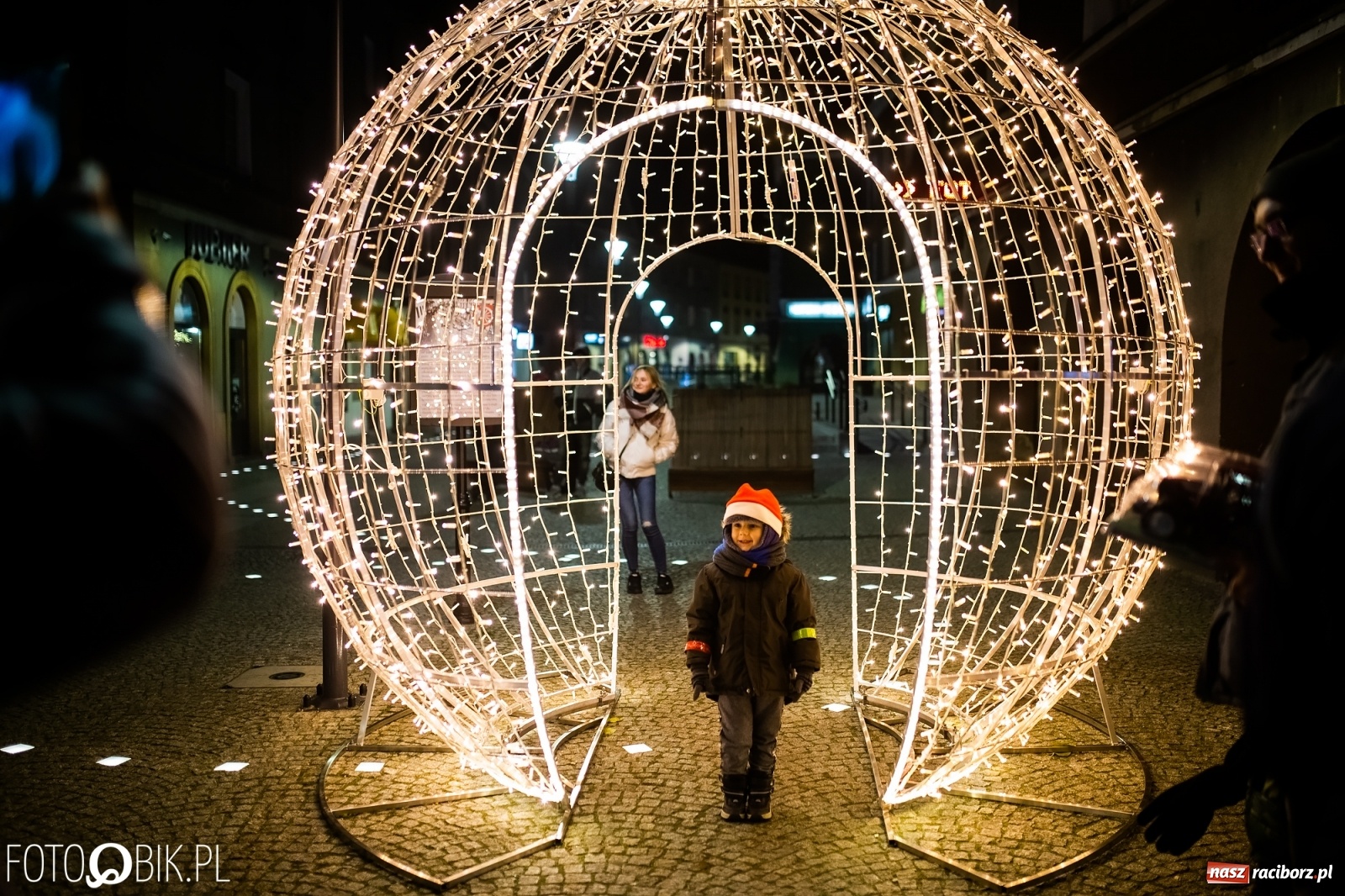 Zdjęcie w galerii na portalu naszraciborz.pl: Święty z siwą brodą nad raciborskim Rynkiem [FOTO i WIDEO] wiadomości z regionu