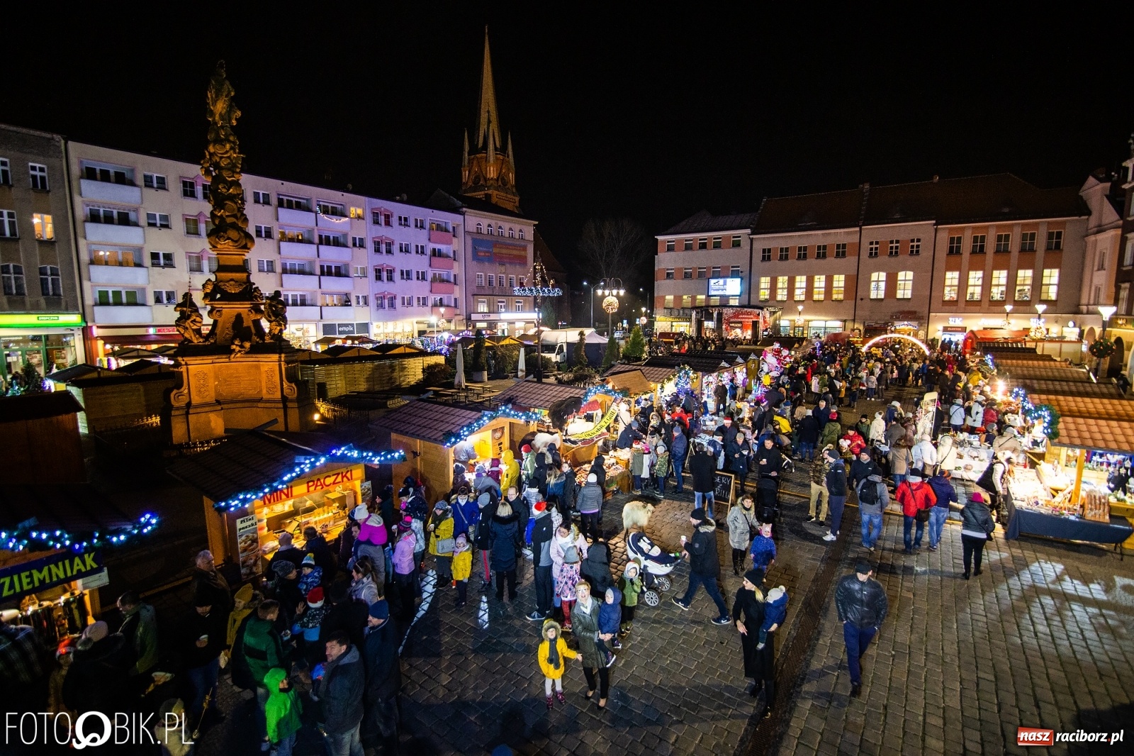 Zdjęcie w galerii na portalu naszraciborz.pl: Święty z siwą brodą nad raciborskim Rynkiem [FOTO i WIDEO] wiadomości z regionu