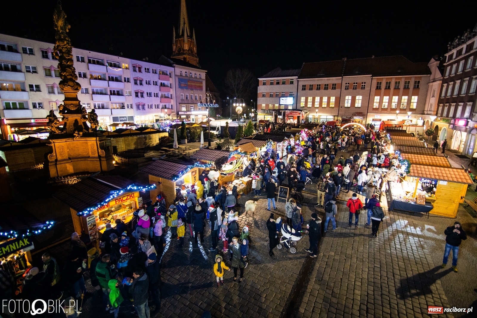 Zdjęcie w galerii na portalu naszraciborz.pl: Święty z siwą brodą nad raciborskim Rynkiem [FOTO i WIDEO] wiadomości z regionu