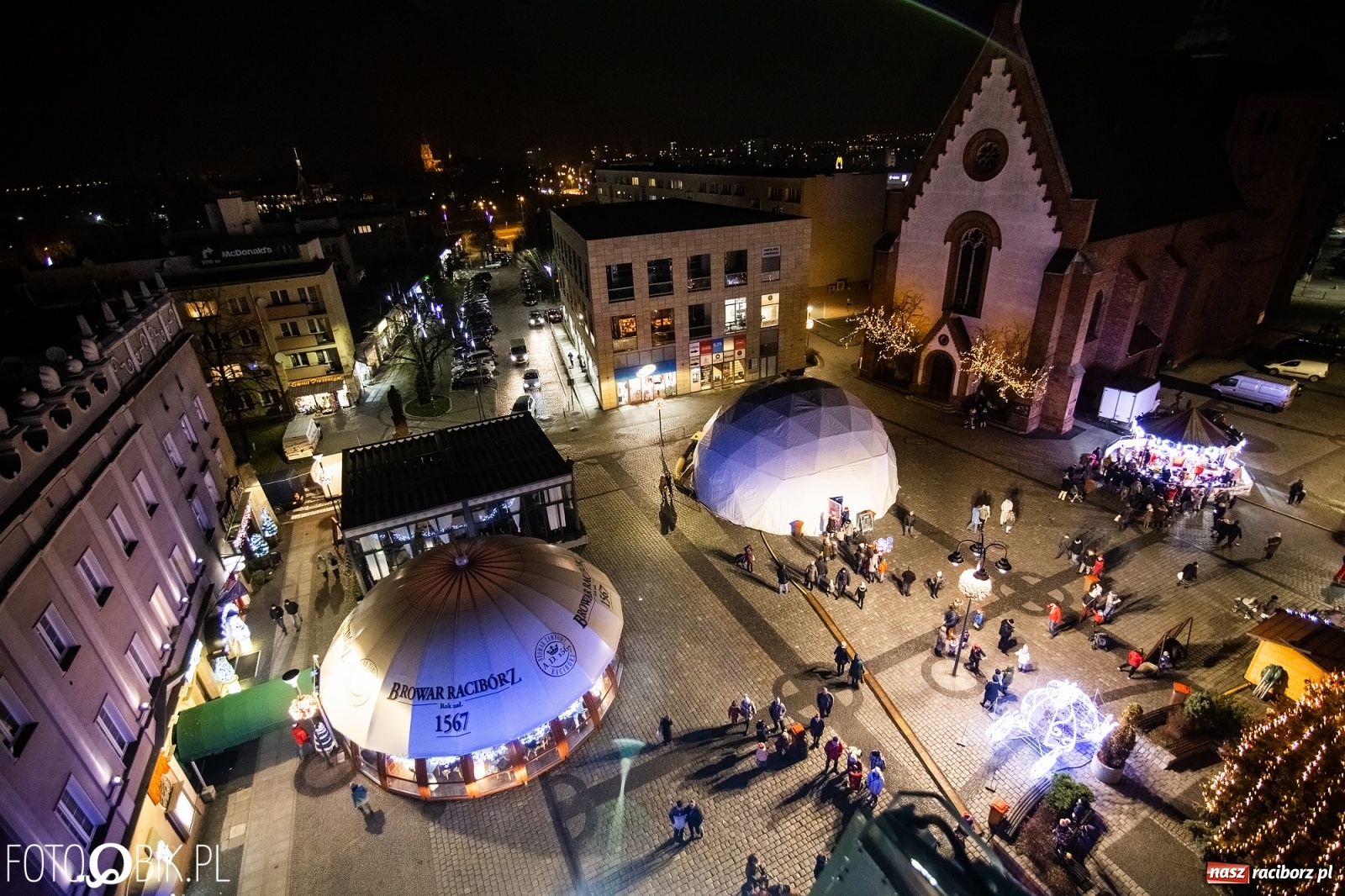 Zdjęcie w galerii na portalu naszraciborz.pl: Święty z siwą brodą nad raciborskim Rynkiem [FOTO i WIDEO] wiadomości z regionu