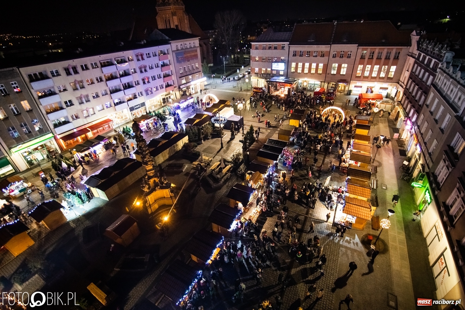 Zdjęcie w galerii na portalu naszraciborz.pl: Święty z siwą brodą nad raciborskim Rynkiem [FOTO i WIDEO] wiadomości z regionu