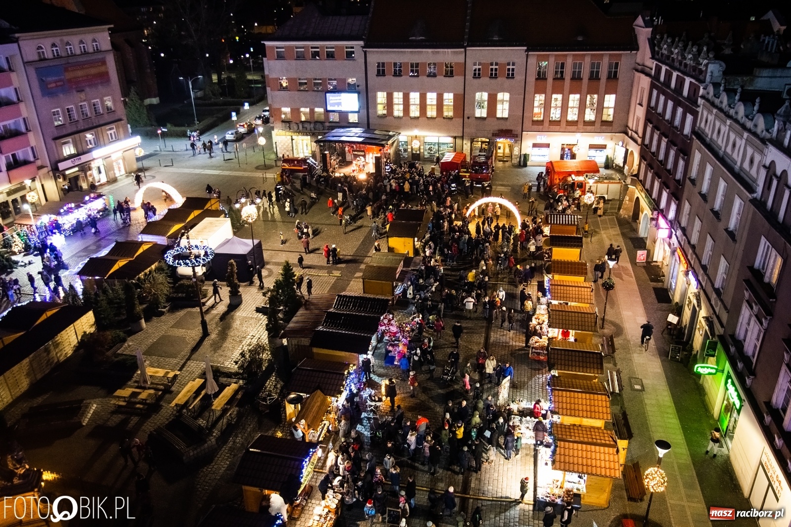 Zdjęcie w galerii na portalu naszraciborz.pl: Święty z siwą brodą nad raciborskim Rynkiem [FOTO i WIDEO] wiadomości z regionu