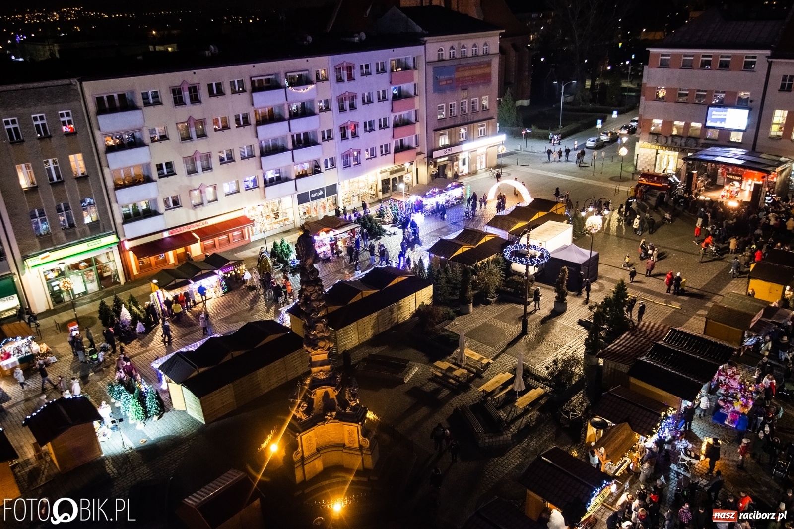 Zdjęcie w galerii na portalu naszraciborz.pl: Święty z siwą brodą nad raciborskim Rynkiem [FOTO i WIDEO] wiadomości z regionu