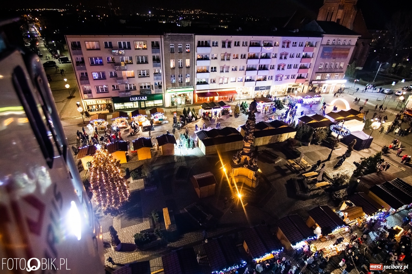 Zdjęcie w galerii na portalu naszraciborz.pl: Święty z siwą brodą nad raciborskim Rynkiem [FOTO i WIDEO] wiadomości z regionu