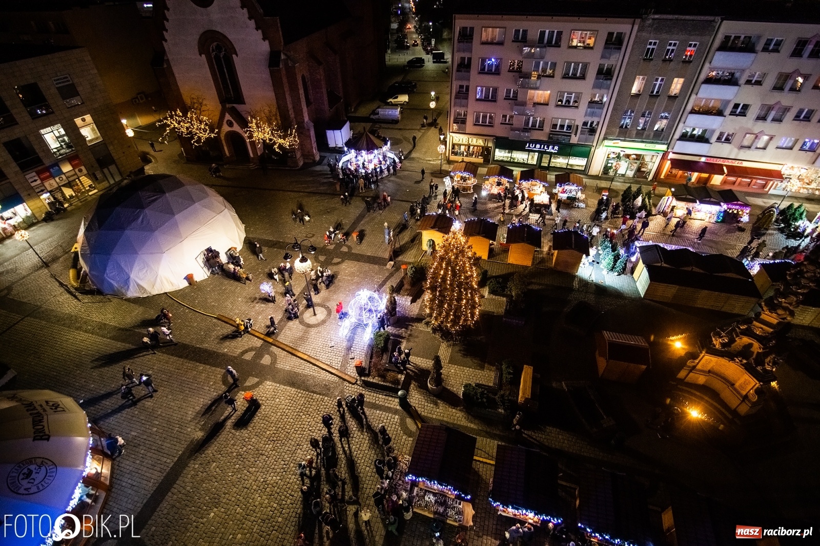 Zdjęcie w galerii na portalu naszraciborz.pl: Święty z siwą brodą nad raciborskim Rynkiem [FOTO i WIDEO] wiadomości z regionu