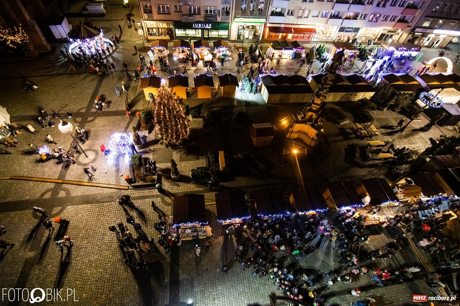 Zdjęcie w galerii na portalu naszraciborz.pl: Święty z siwą brodą nad raciborskim Rynkiem [FOTO i WIDEO] wiadomości z regionu