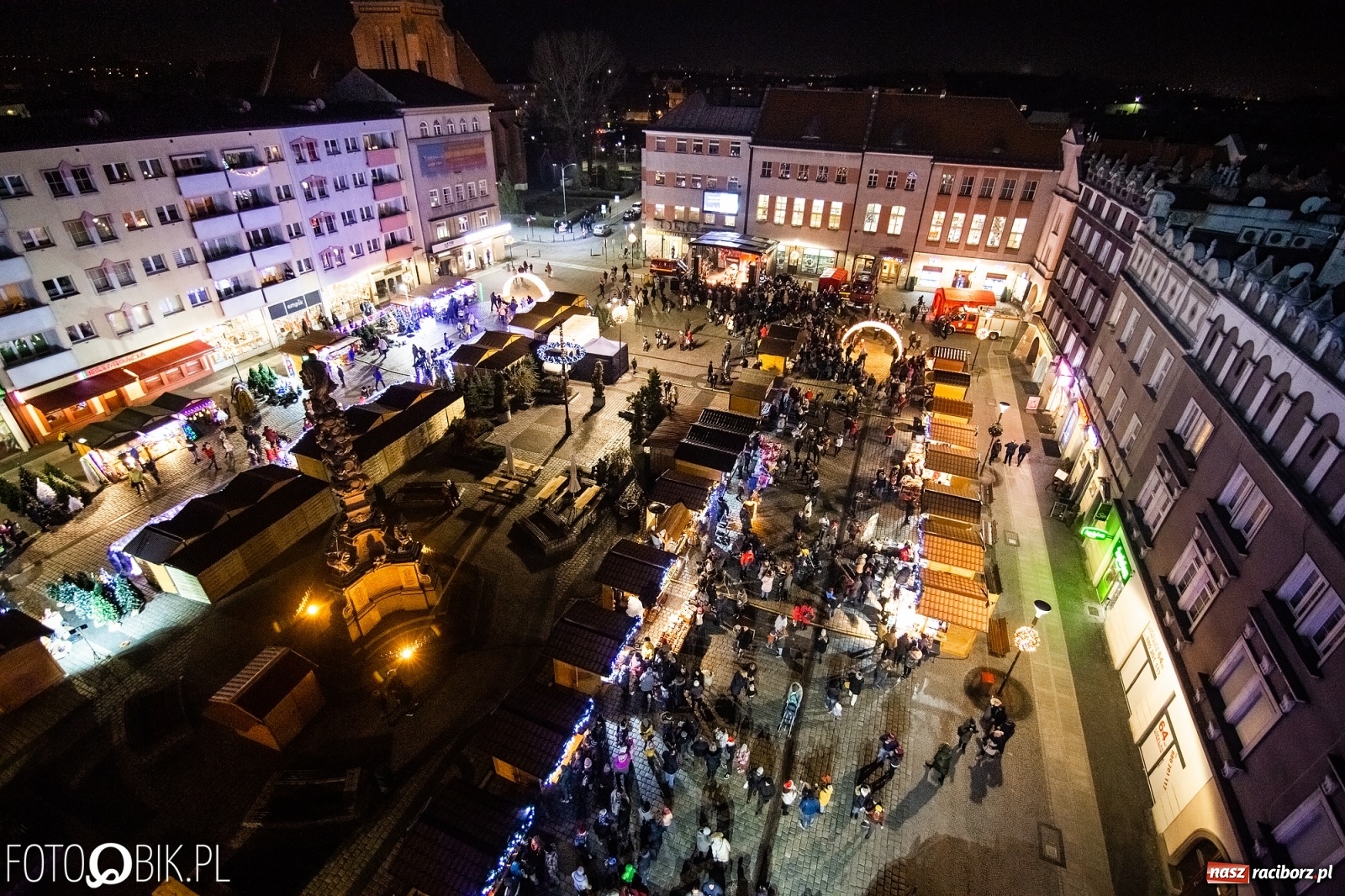 Zdjęcie w galerii na portalu naszraciborz.pl: Święty z siwą brodą nad raciborskim Rynkiem [FOTO i WIDEO] wiadomości z regionu