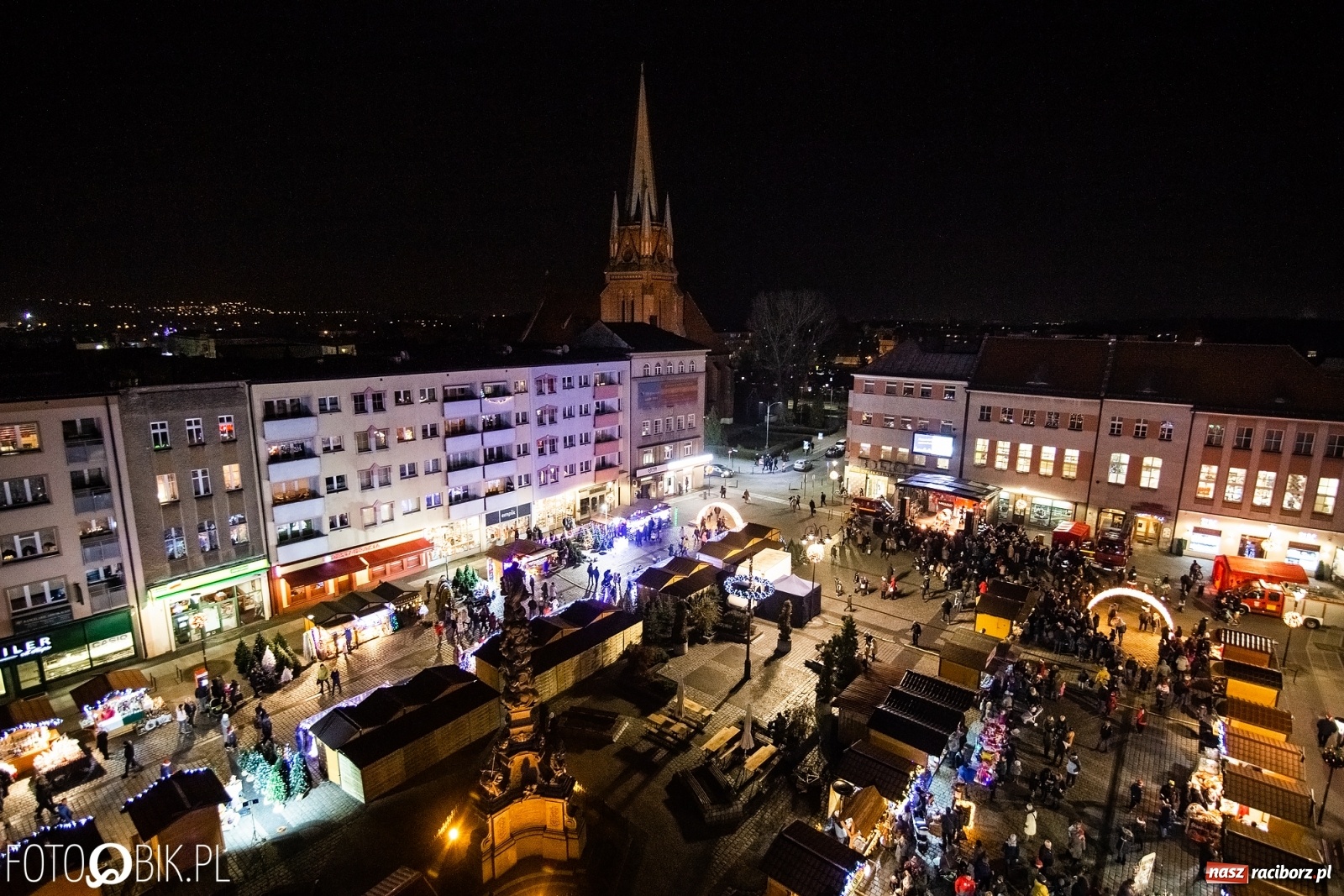 Zdjęcie w galerii na portalu naszraciborz.pl: Święty z siwą brodą nad raciborskim Rynkiem [FOTO i WIDEO] wiadomości z regionu