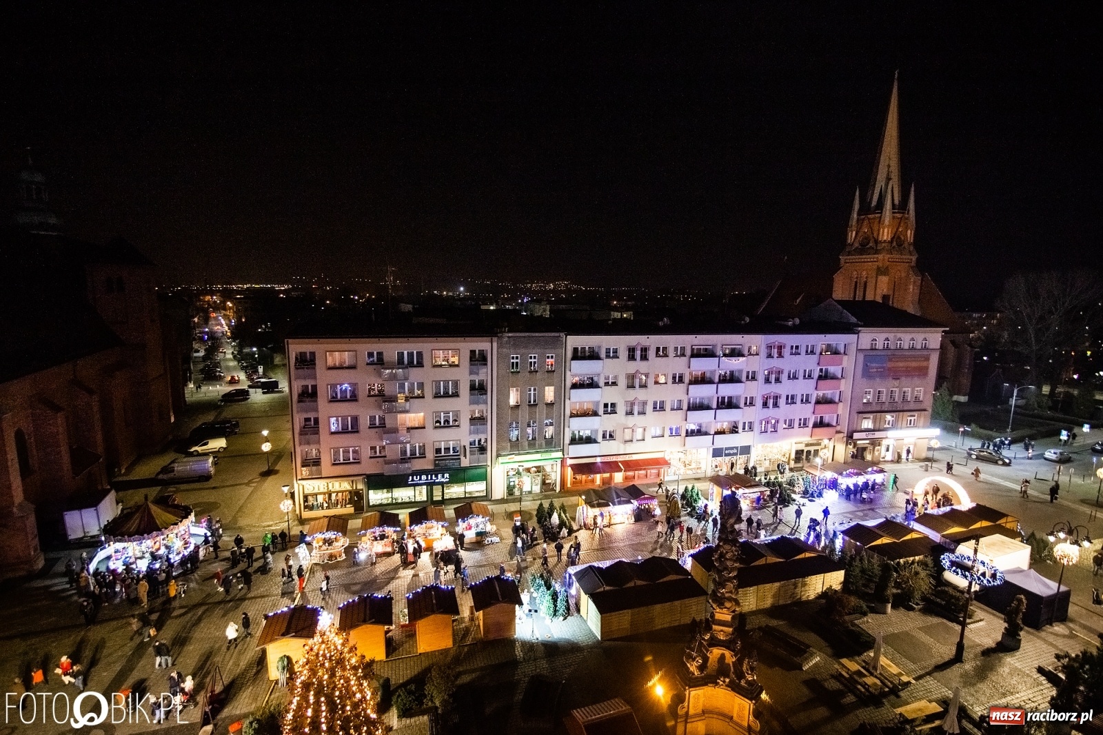 Zdjęcie w galerii na portalu naszraciborz.pl: Święty z siwą brodą nad raciborskim Rynkiem [FOTO i WIDEO] wiadomości z regionu