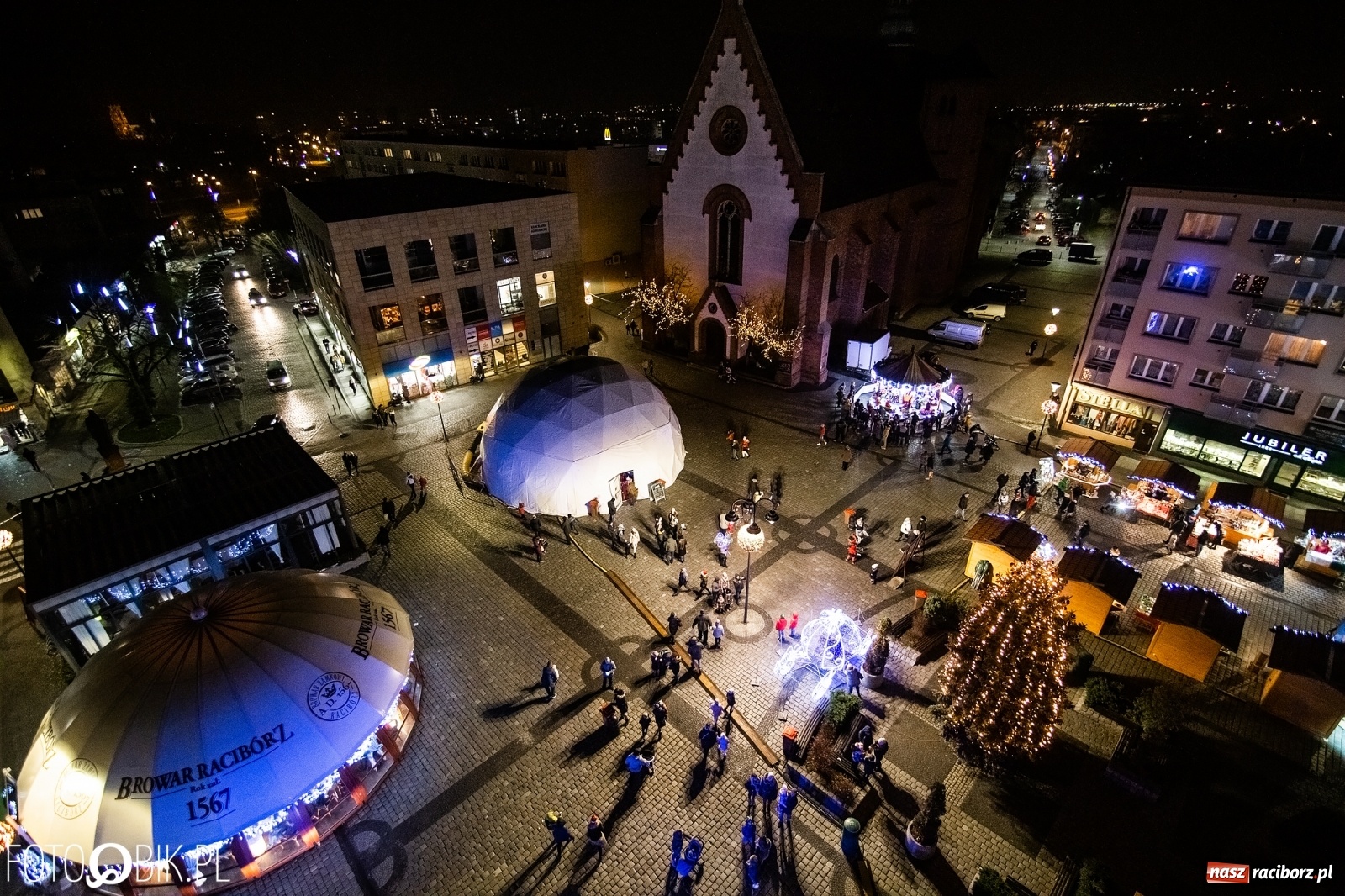 Zdjęcie w galerii na portalu naszraciborz.pl: Święty z siwą brodą nad raciborskim Rynkiem [FOTO i WIDEO] wiadomości z regionu
