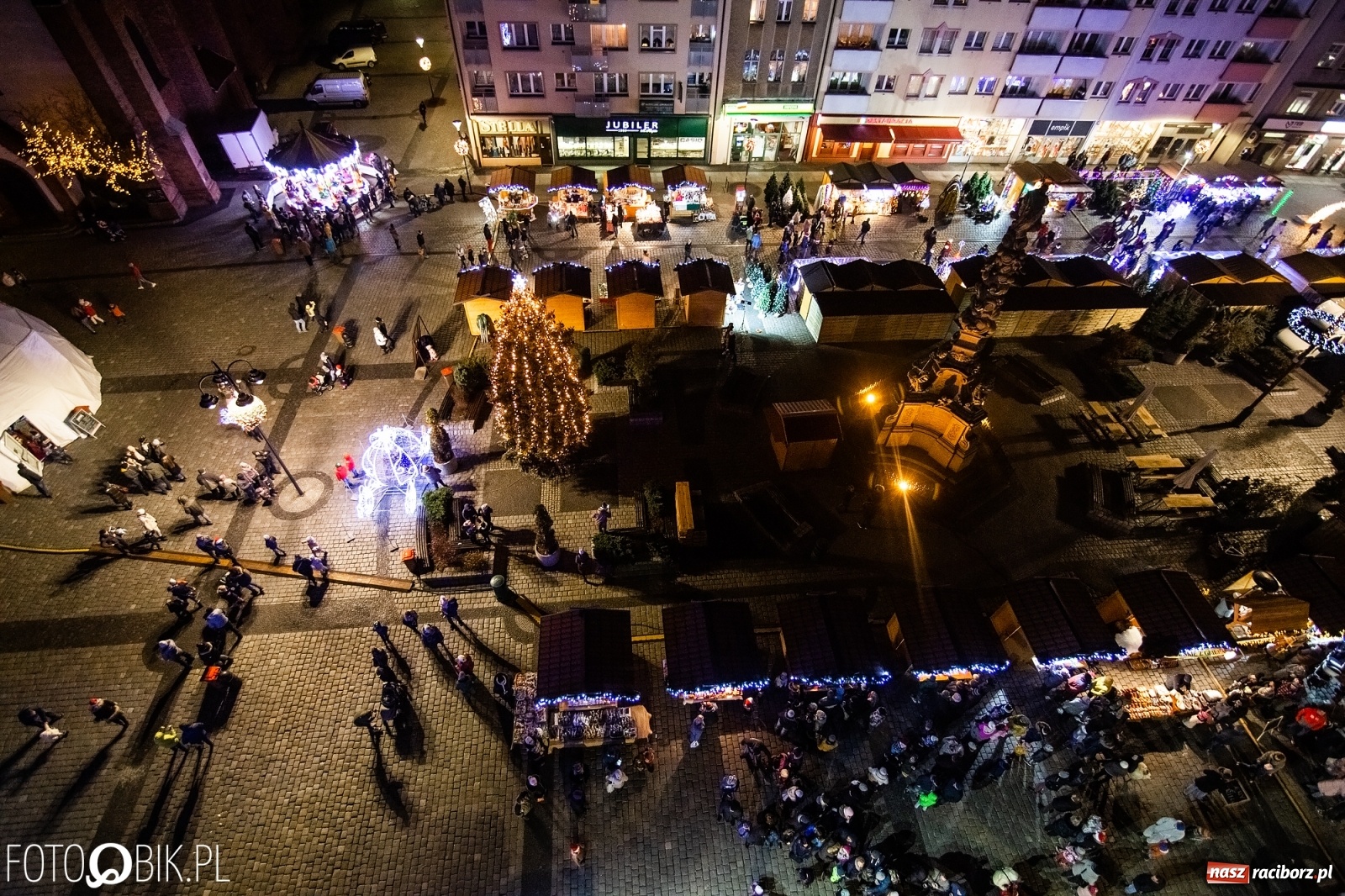 Zdjęcie w galerii na portalu naszraciborz.pl: Święty z siwą brodą nad raciborskim Rynkiem [FOTO i WIDEO] wiadomości z regionu