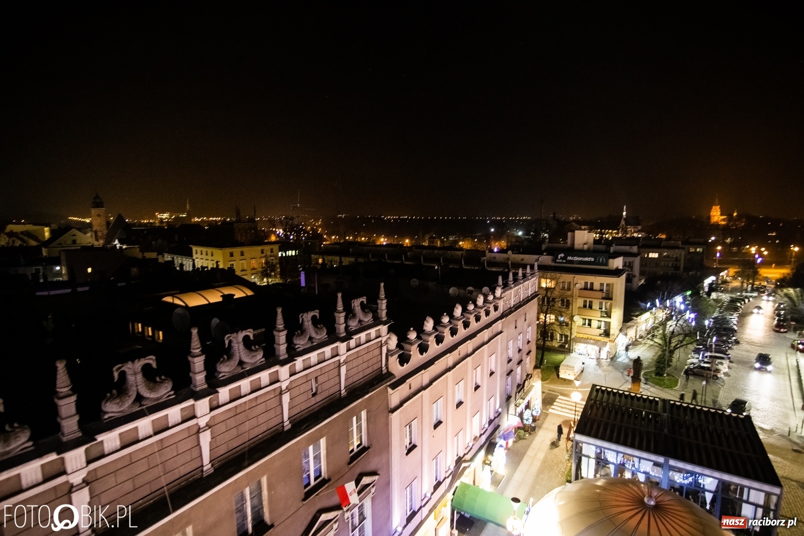Zdjęcie w galerii na portalu naszraciborz.pl: Święty z siwą brodą nad raciborskim Rynkiem [FOTO i WIDEO] wiadomości z regionu