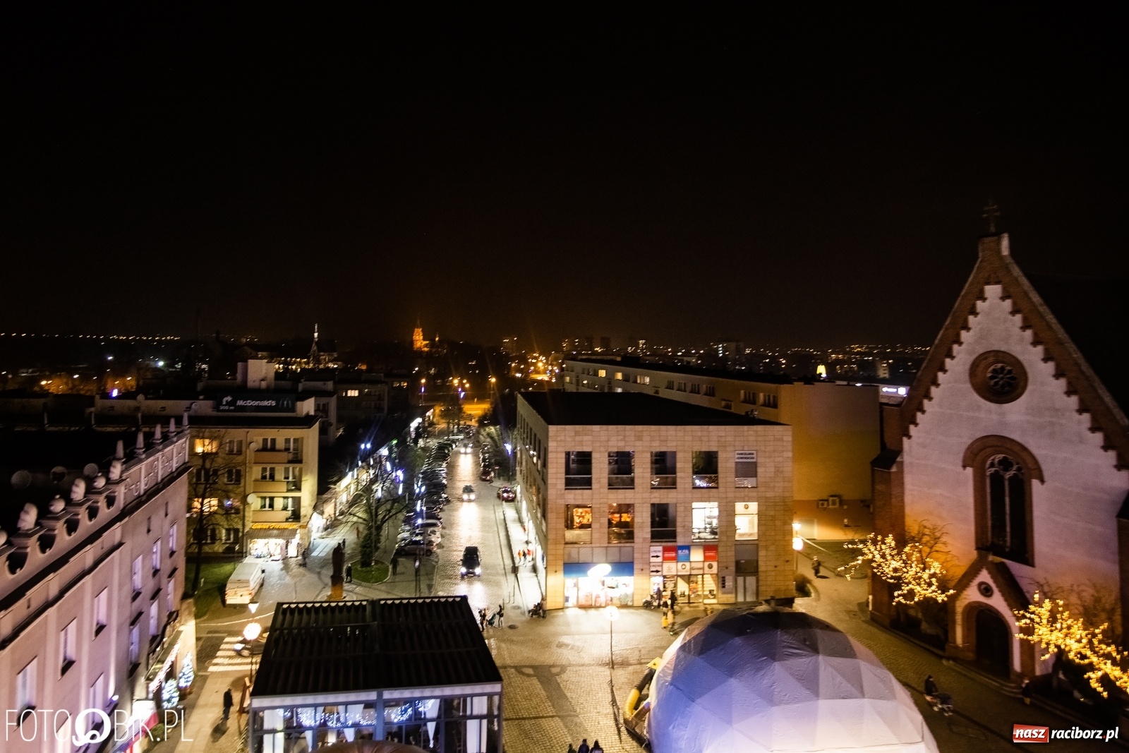 Zdjęcie w galerii na portalu naszraciborz.pl: Święty z siwą brodą nad raciborskim Rynkiem [FOTO i WIDEO] wiadomości z regionu