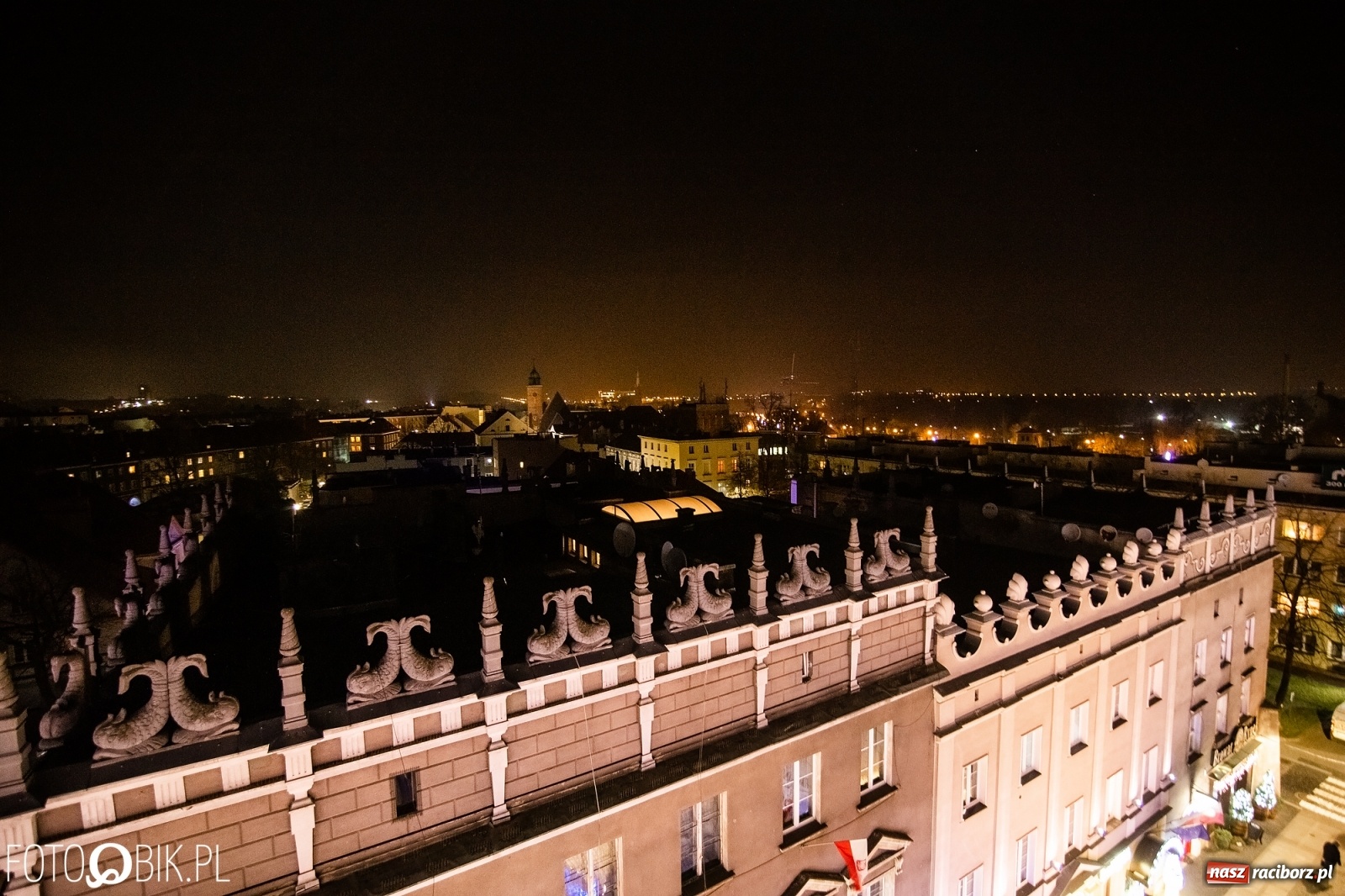 Zdjęcie w galerii na portalu naszraciborz.pl: Święty z siwą brodą nad raciborskim Rynkiem [FOTO i WIDEO] wiadomości z regionu