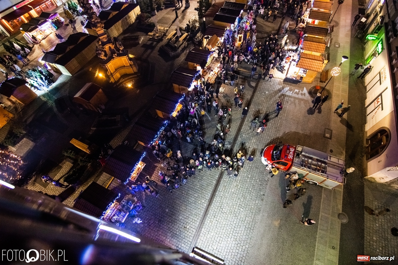 Zdjęcie w galerii na portalu naszraciborz.pl: Święty z siwą brodą nad raciborskim Rynkiem [FOTO i WIDEO] wiadomości z regionu