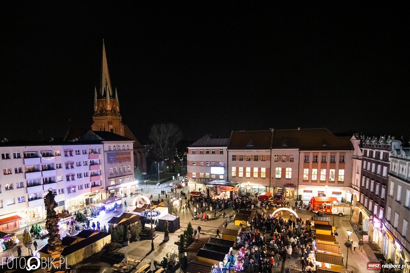 Zdjęcie w galerii na portalu naszraciborz.pl: Święty z siwą brodą nad raciborskim Rynkiem [FOTO i WIDEO] wiadomości z regionu