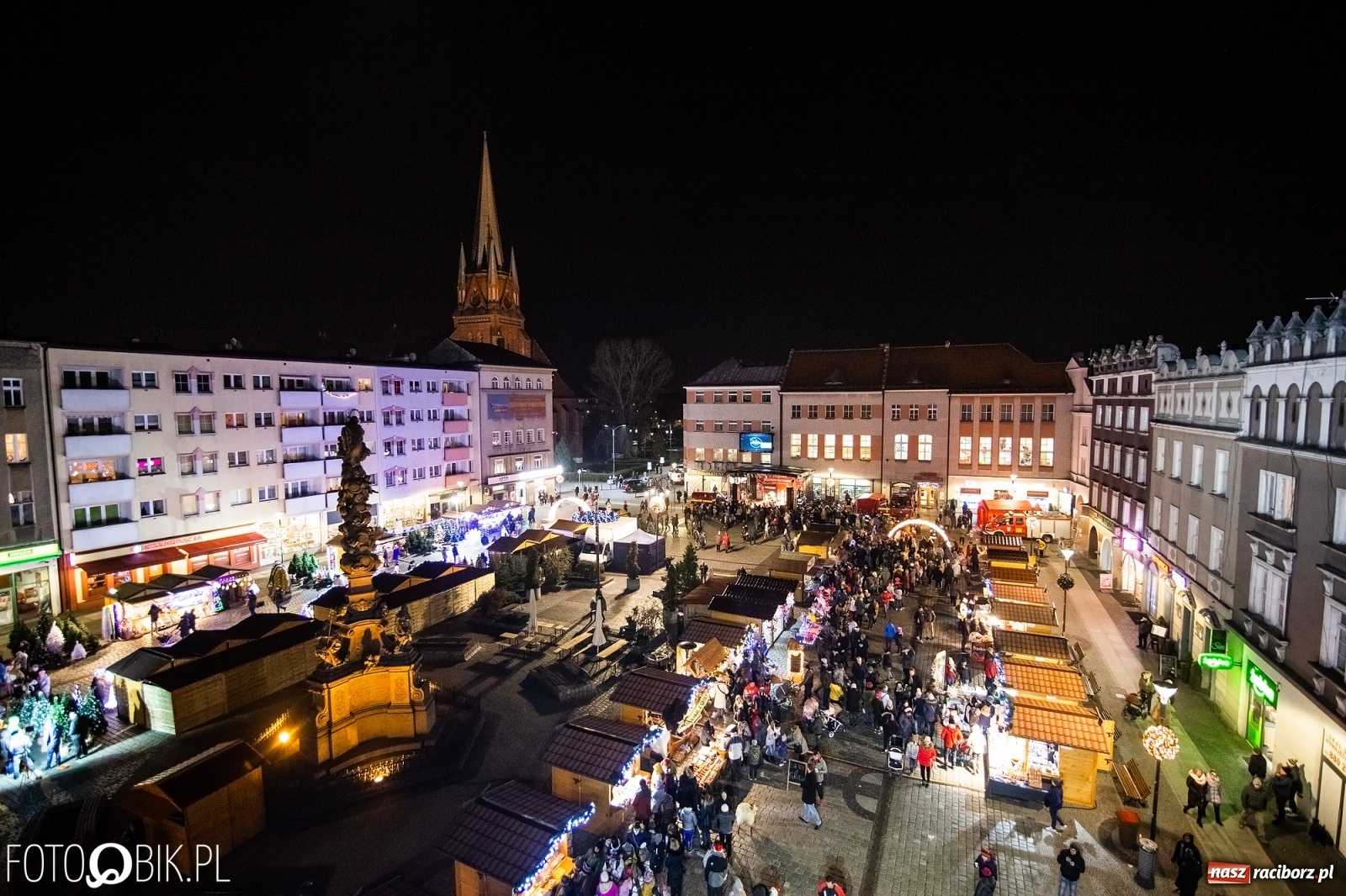 Zdjęcie w galerii na portalu naszraciborz.pl: Święty z siwą brodą nad raciborskim Rynkiem [FOTO i WIDEO] wiadomości z regionu